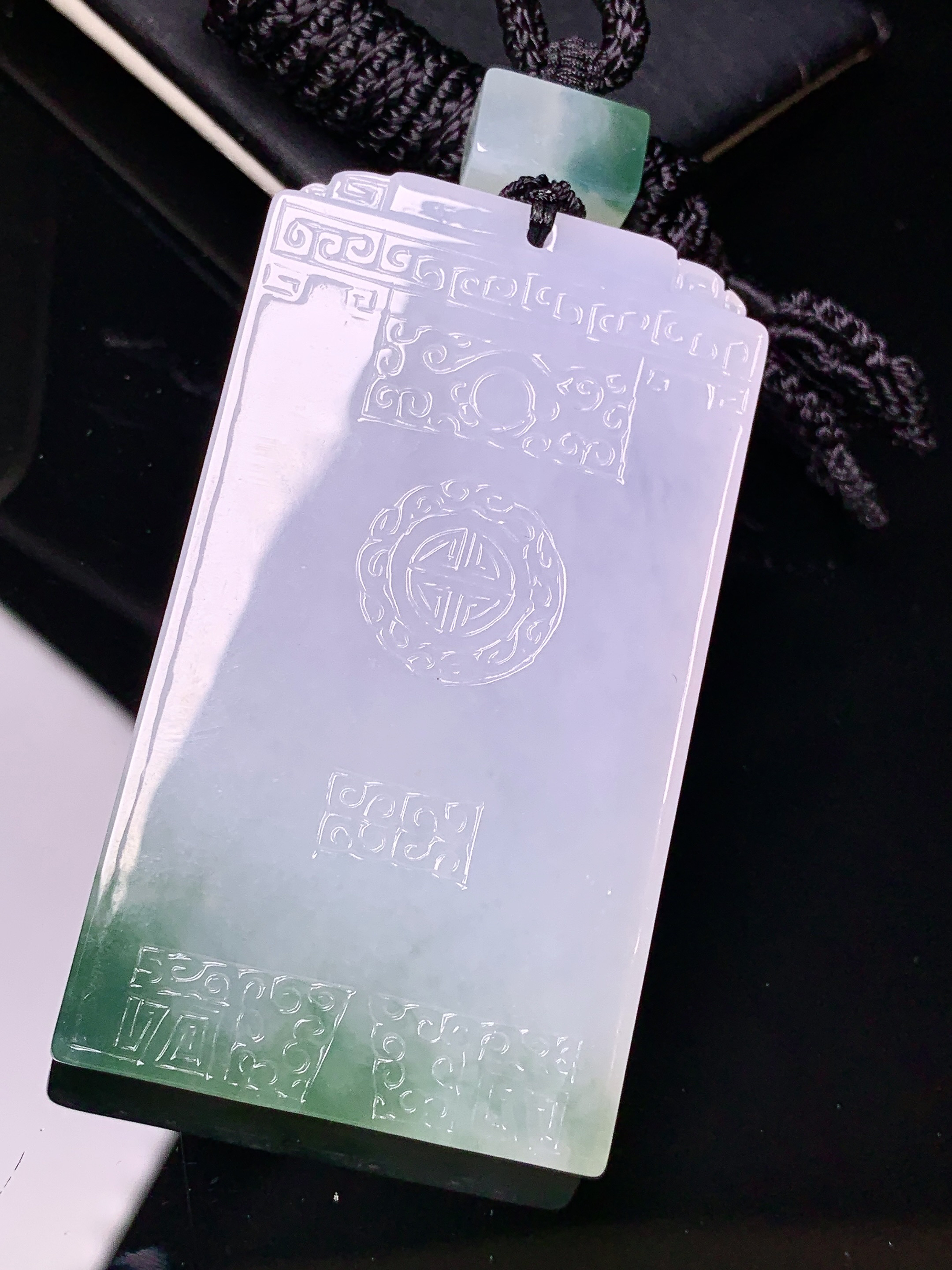 飘绿无事牌吊坠 玉质细腻 色泽艳丽清新 水润亮眼 整体尺寸61.6*34.8*5.6L1