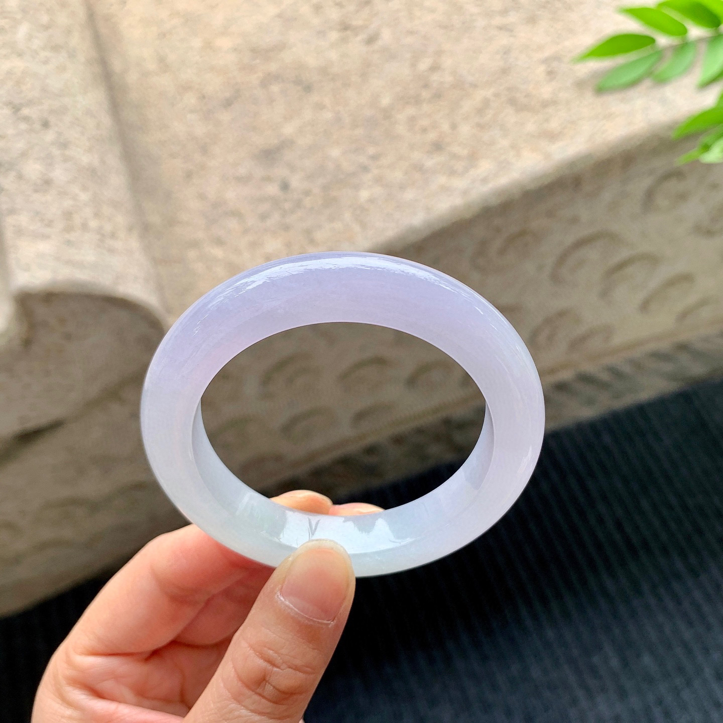 正圈50 51
【圈口】51/11/9
【描述】糯冰紫罗兰，水润，种老，细腻，无裂纹！