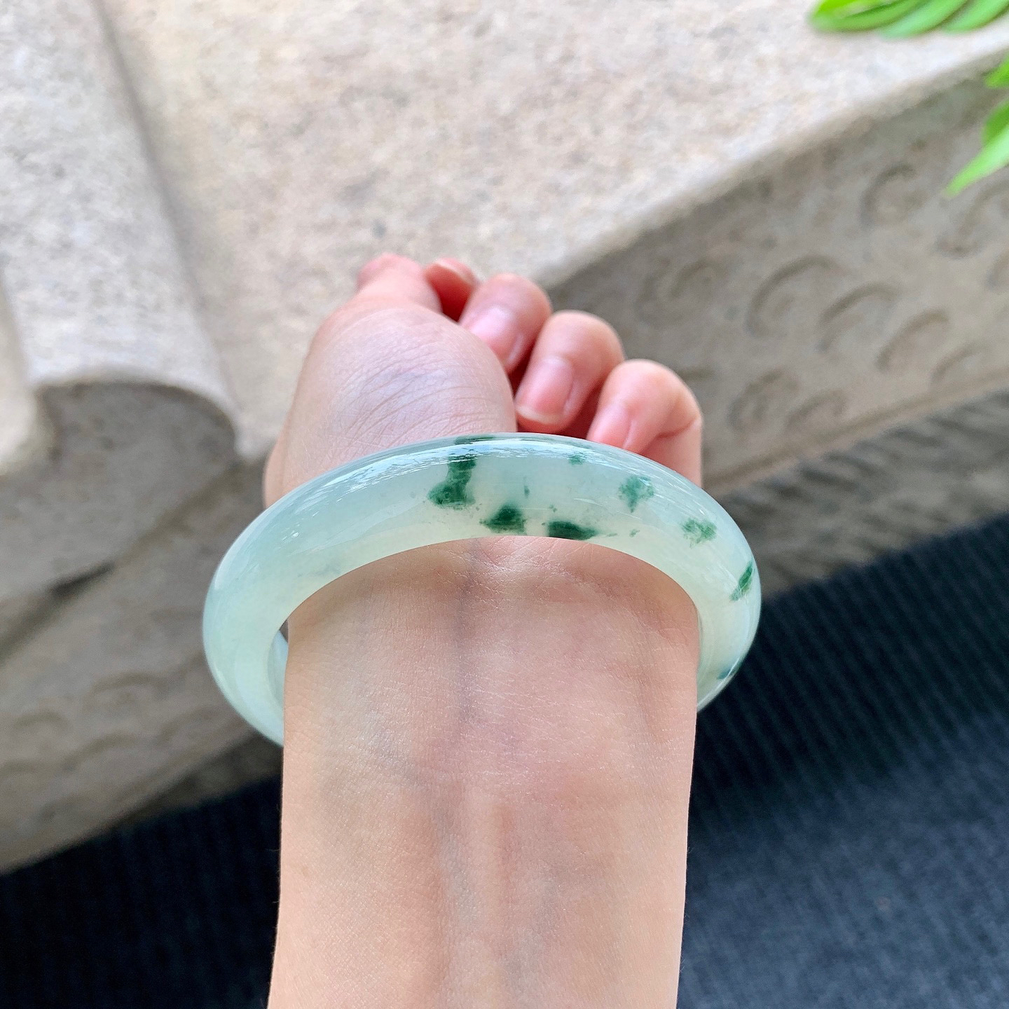 正圈57 58
【圈口】58/12.3/8.7
【描述】冰飘花，水润，种老，细腻，无纹裂！