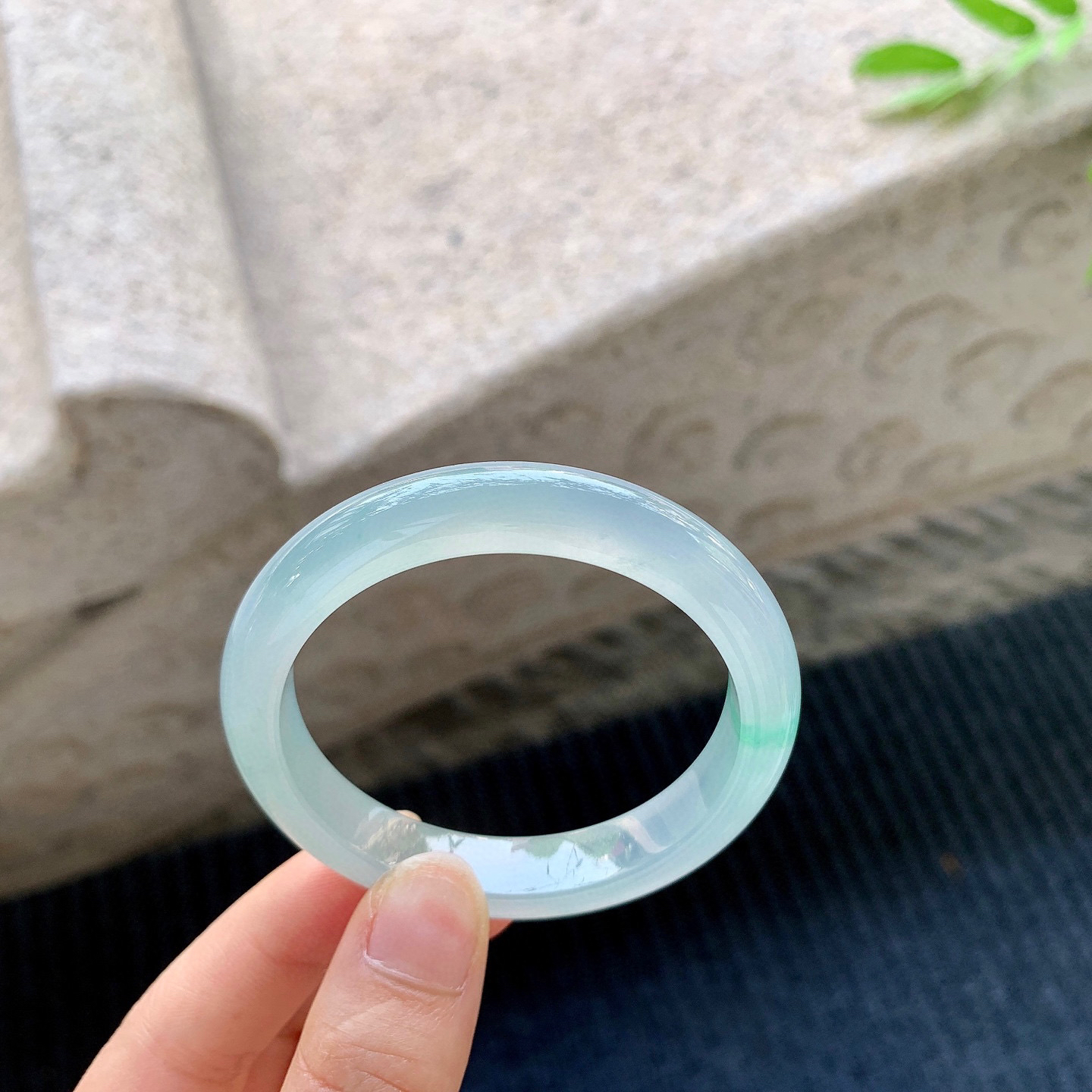 正圈48 49
【圈口】49.5/9.5/7.1
【描述】冰飘绿，水润，种老，细腻，无裂纹！