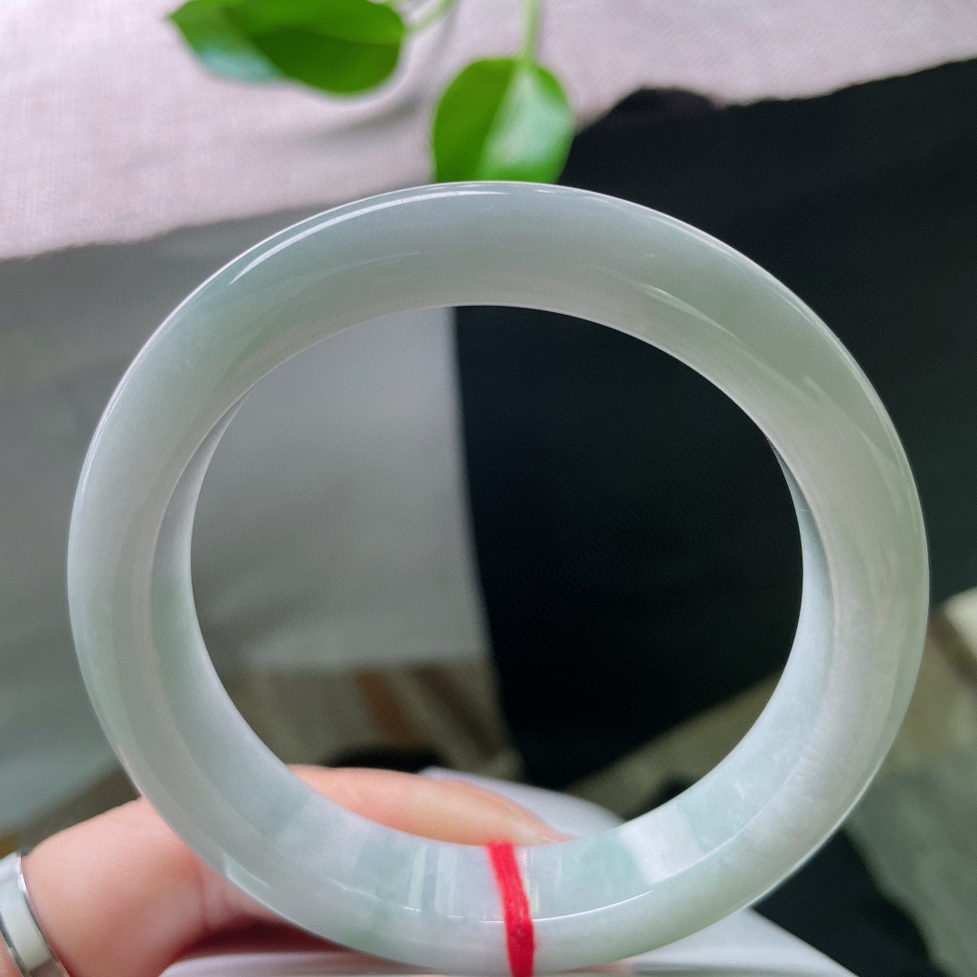 60.4/12.7/9.2，淡绿底正圈，大圈口，绿意只悄悄漫出薄薄的凉意。棉线