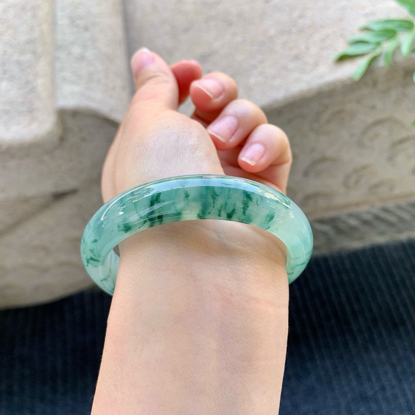 正圈54 55
【圈口】55.6/12.4/7.8
【描述】冰糯飘花，水润，种老，细腻，无裂纹！