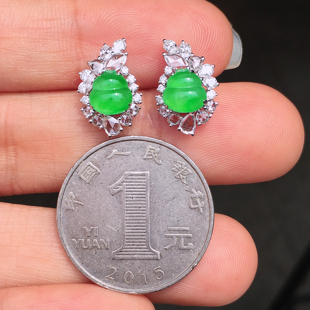阳绿葫芦耳钉，色泽均匀艳丽，玉质细腻，荧光感超
强，饱满圆润，尽显优雅气质，18k
金豪华镶嵌