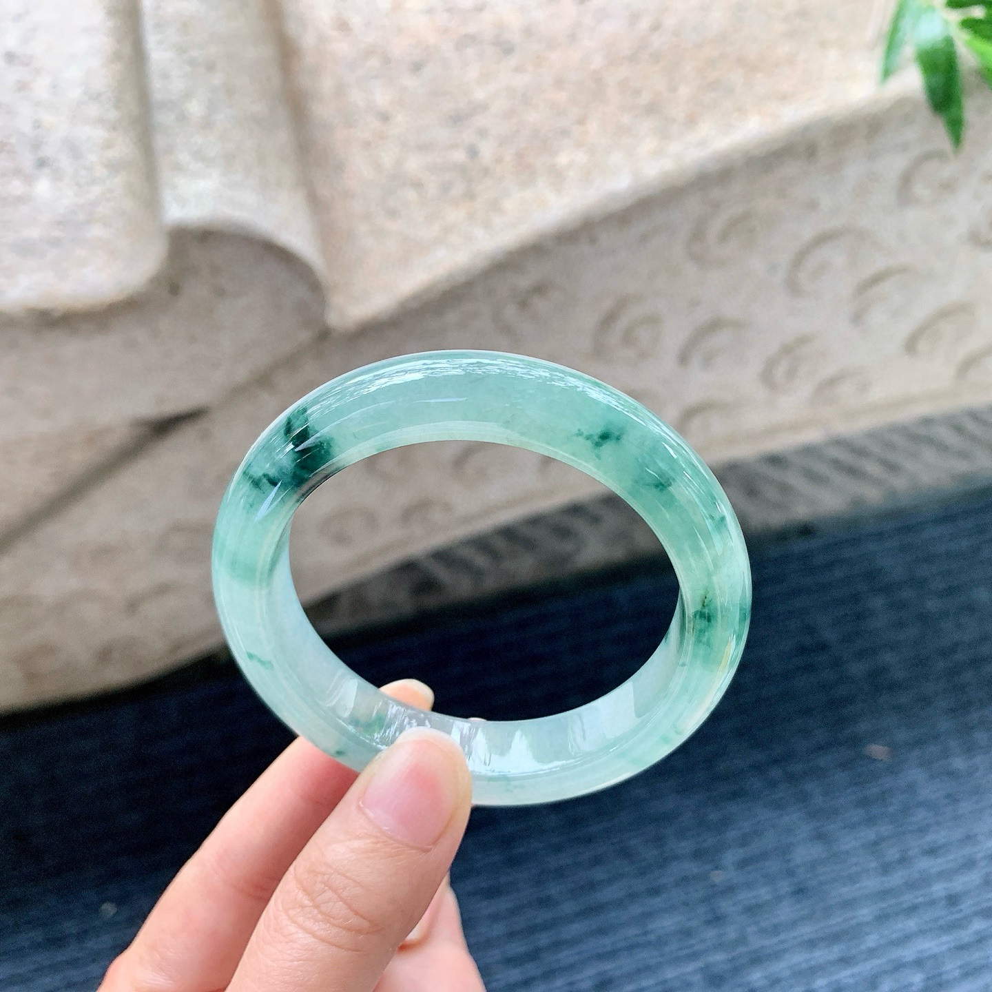 正圈54 55
【圈口】54.8/12.3/8.9
【描述】冰飘花，水润，种老，细腻，无裂纹！