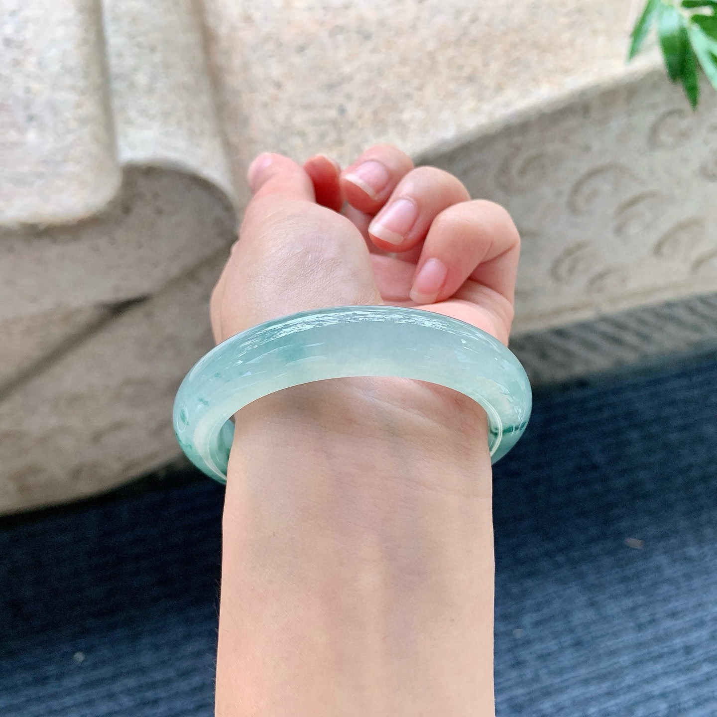 正圈54 55
【圈口】54.8/12.3/8.9
【描述】冰飘花，水润，种老，细腻，无裂纹！