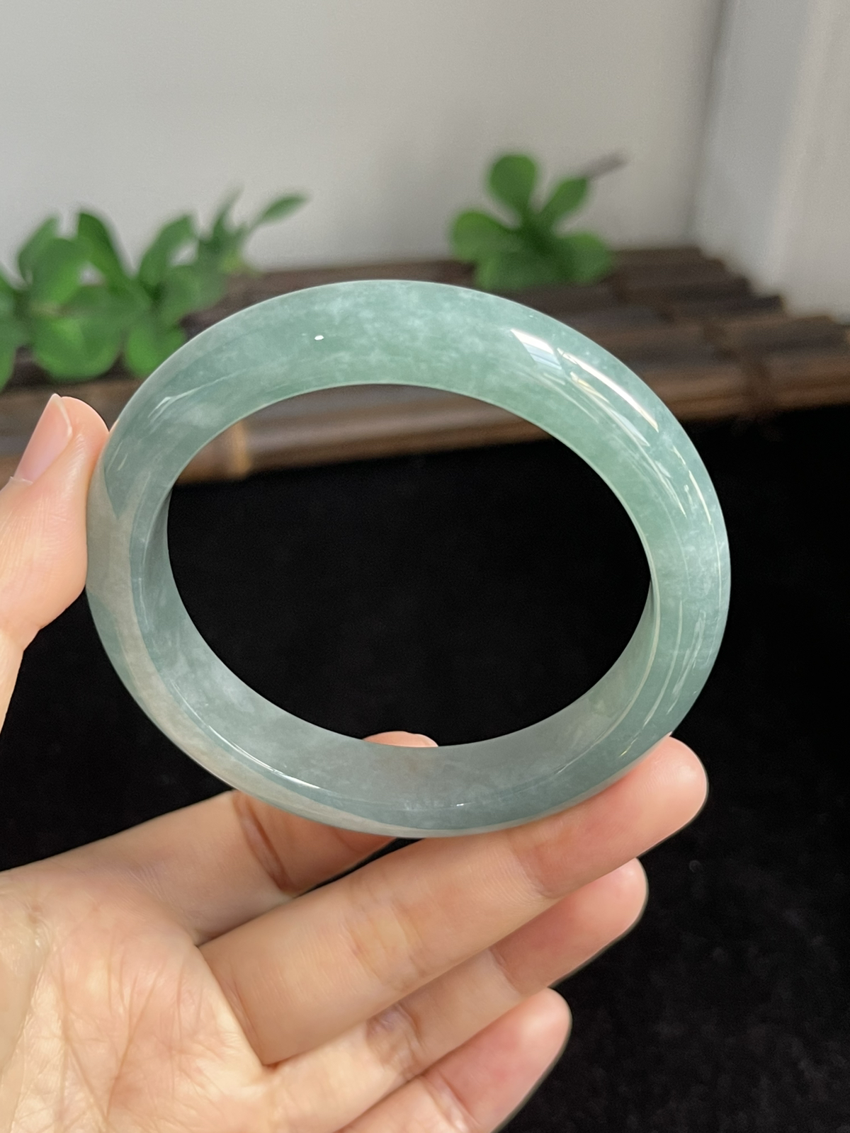 正圈55.4圈口，翡翠冰糯种淡绿色手镯
