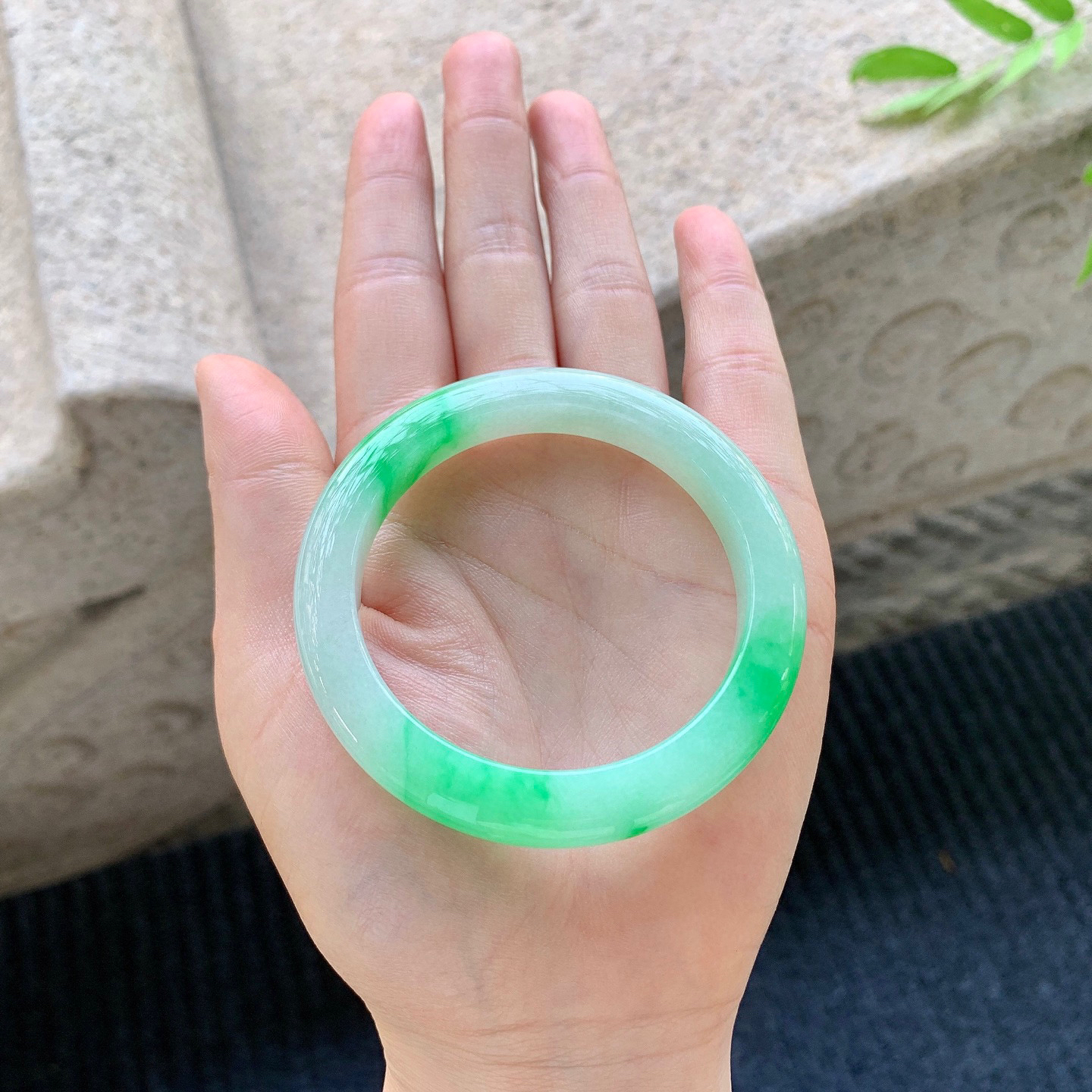 正圈50 51
【圈口】50.5/9/8.4
【描述】飘阳绿，水润，种老，细腻，无裂纹！