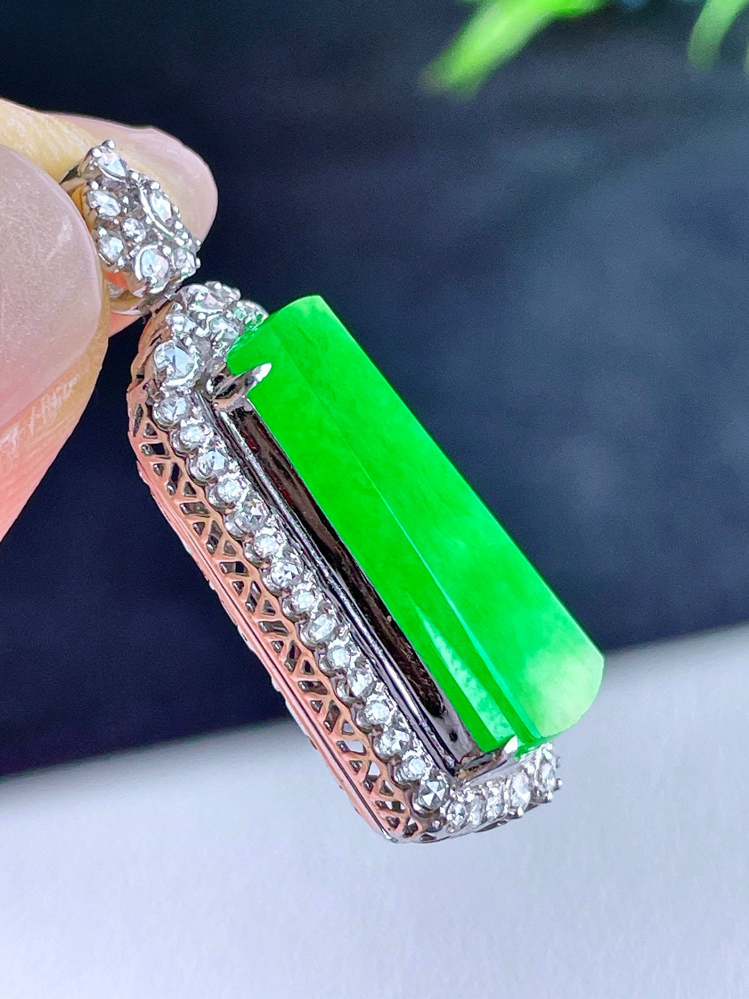 【镶嵌】冰阳绿无事牌吊坠  
【说明】18k金镶嵌 性价比高  
【整体】37.5-16.2-10.3
【裸石】23.6-12.6-3