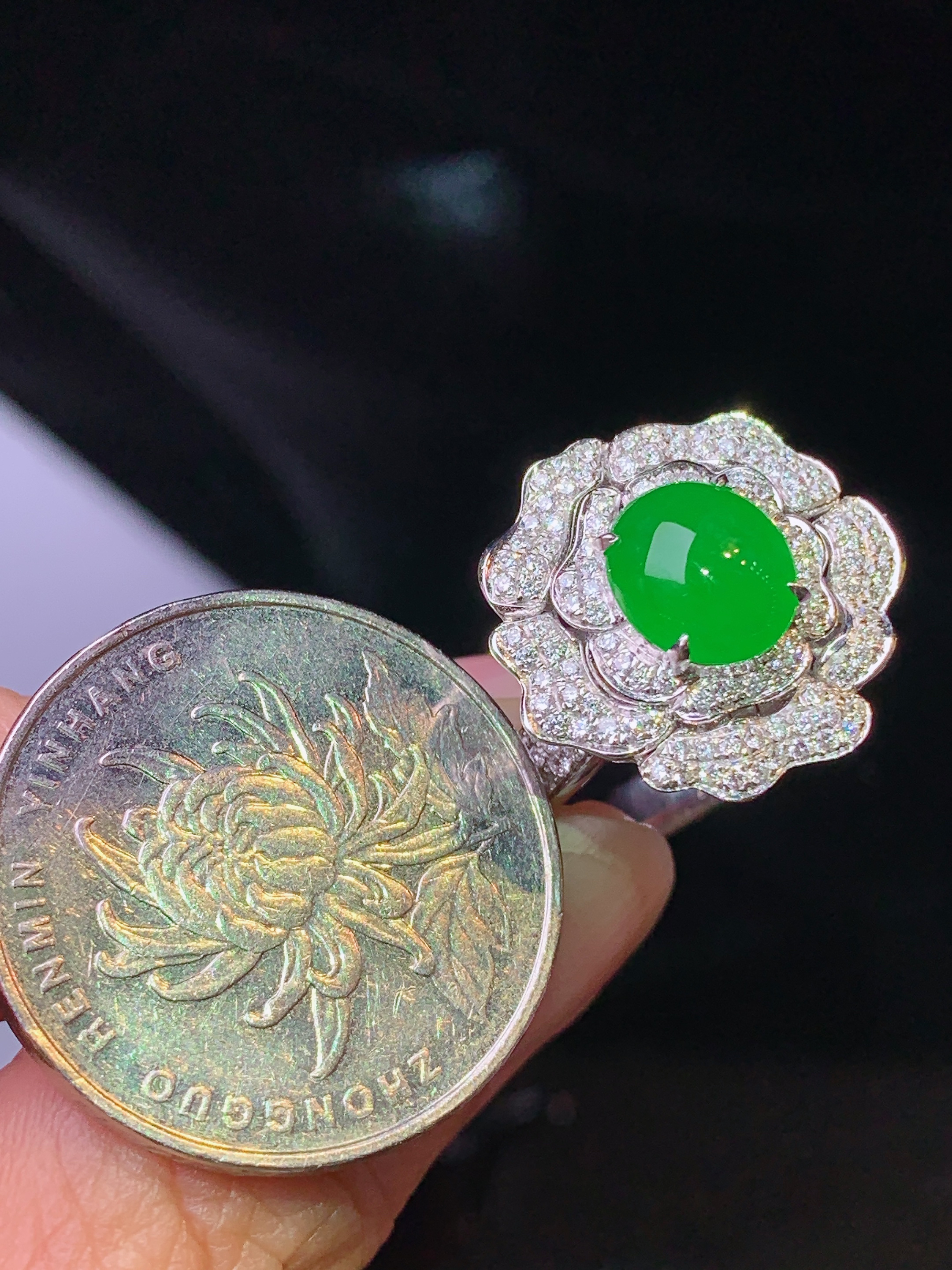 18k金钻镶嵌满绿蛋面戒指 玉质细腻 色泽艳丽清新 水润亮眼 圈口15 整体尺寸18.3*11.5d4  裸石8.8*7.5*4.8