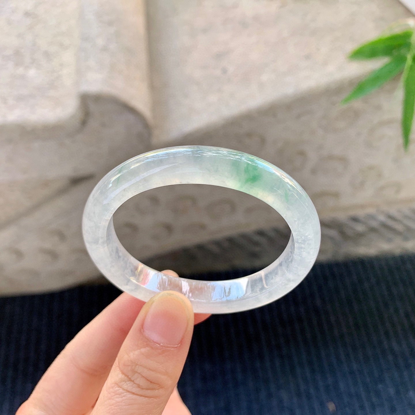 贵妃49 50
【圈口】50.9/43/9.8/7.5
【描述】冰飘绿，清透，水润，种老，细腻，无裂