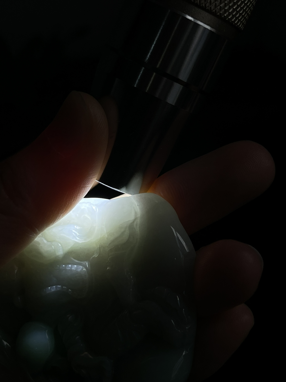 翡翠糯化种飘绿吊坠，配珠未测