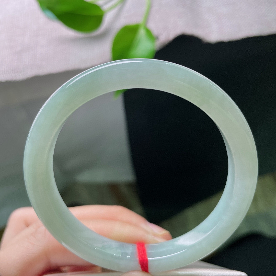 56/9/7.2，浅绿底正圈，条形秀气，上手斯文秀美，芳卿可人，一点皮纹