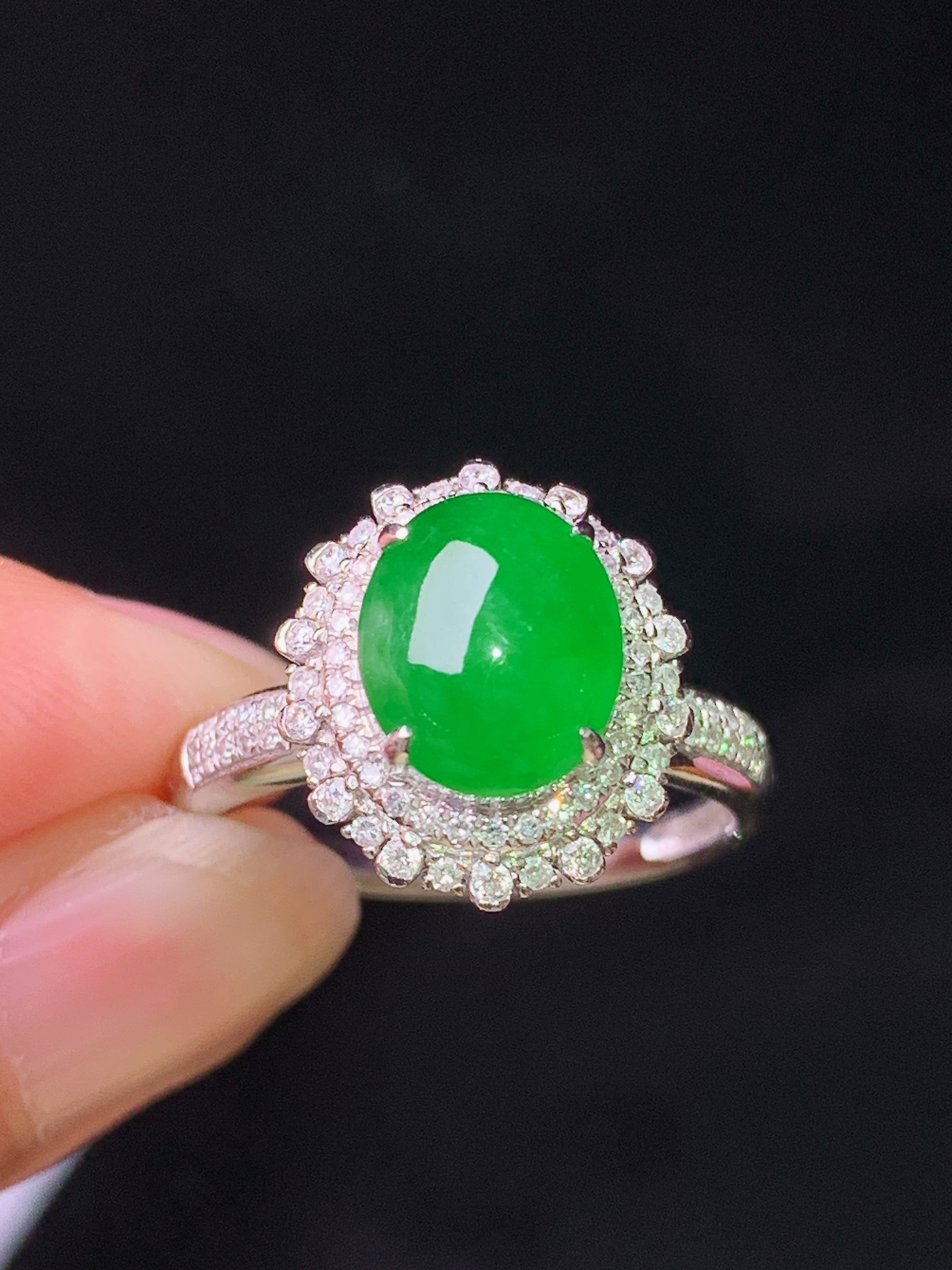 18k金钻镶嵌满绿蛋面戒指 玉质细腻 色泽艳丽清新 水润亮眼 圈口14.5 整体尺寸14*12.5*10L2