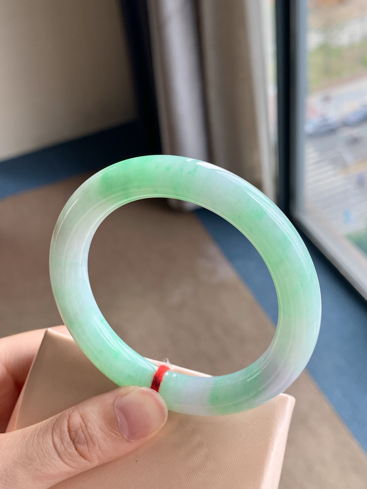 55圈口白底青圆条手镯