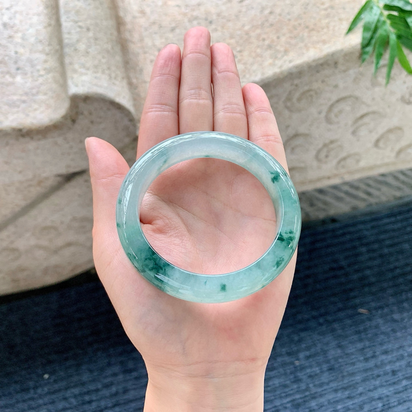 正圈54 55
【圈口】54.8/12.3/8.9
【描述】冰飘花，水润，种老，细腻，无裂纹！