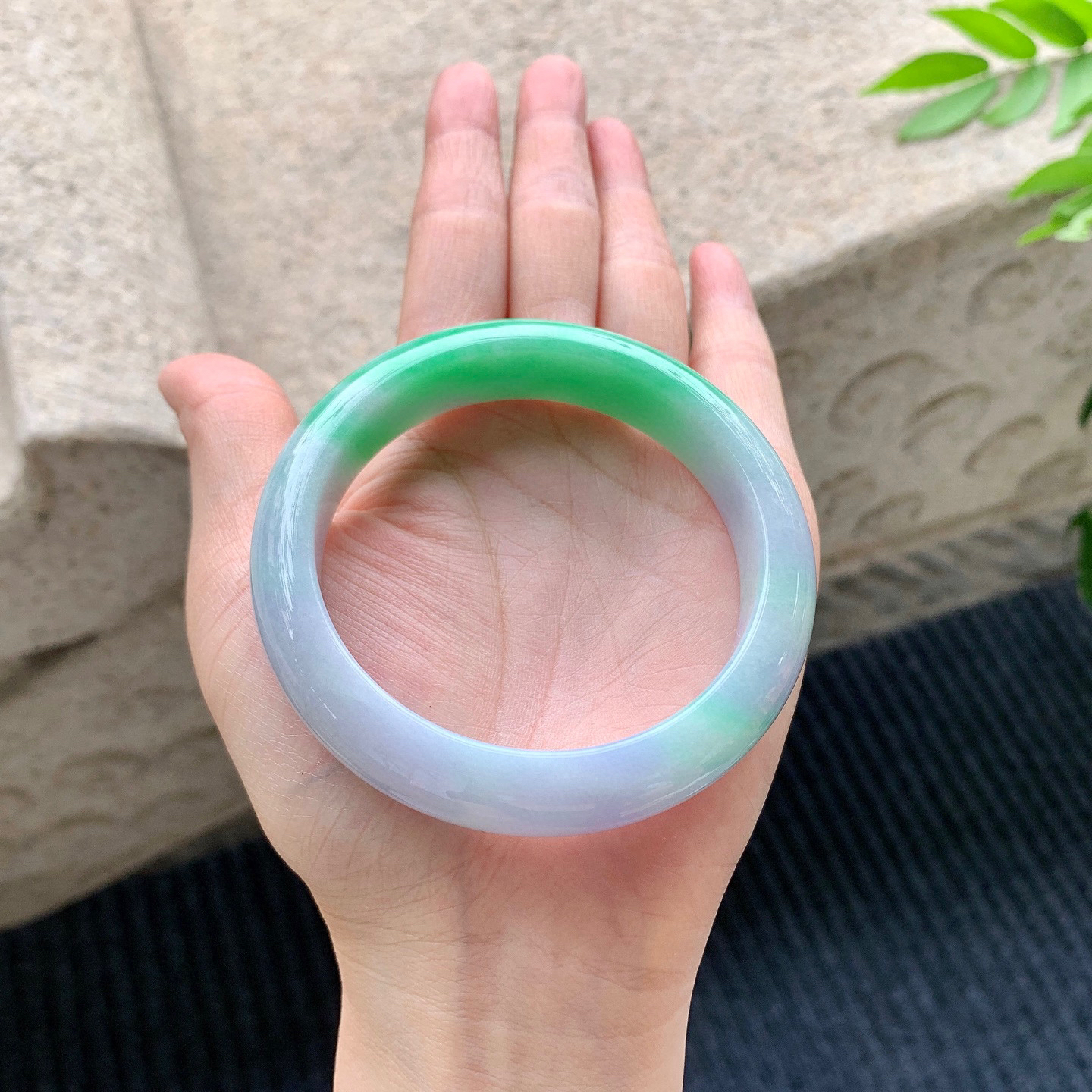 正圈57 58
【圈口】58/13.5/8.7
【描述】春彩，水润，种老，细腻，无纹裂！