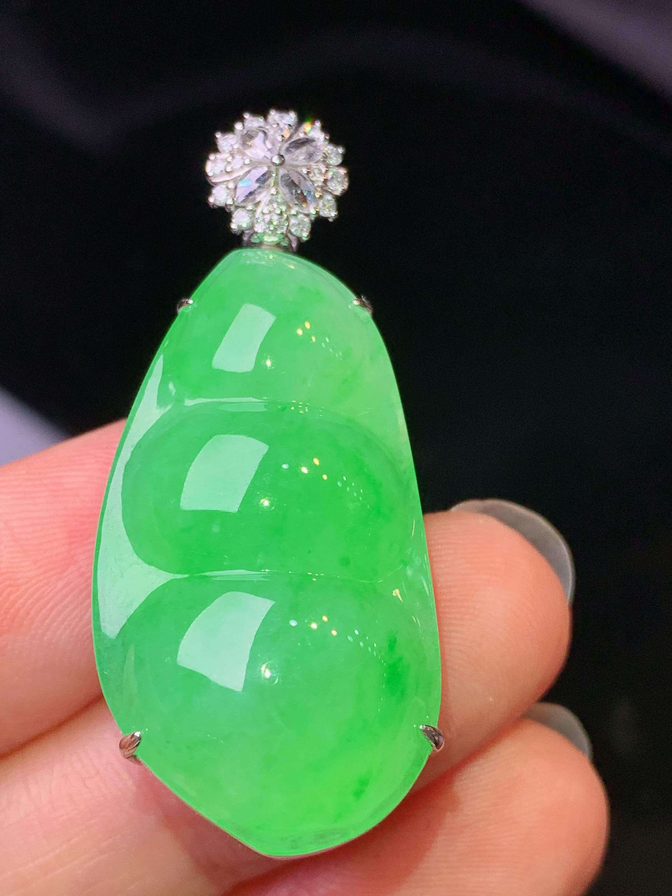 18k金钻镶嵌翠绿四季豆吊坠 玉质细腻 色泽艳丽清新 水润亮眼 整体尺寸40*17.2*12L2