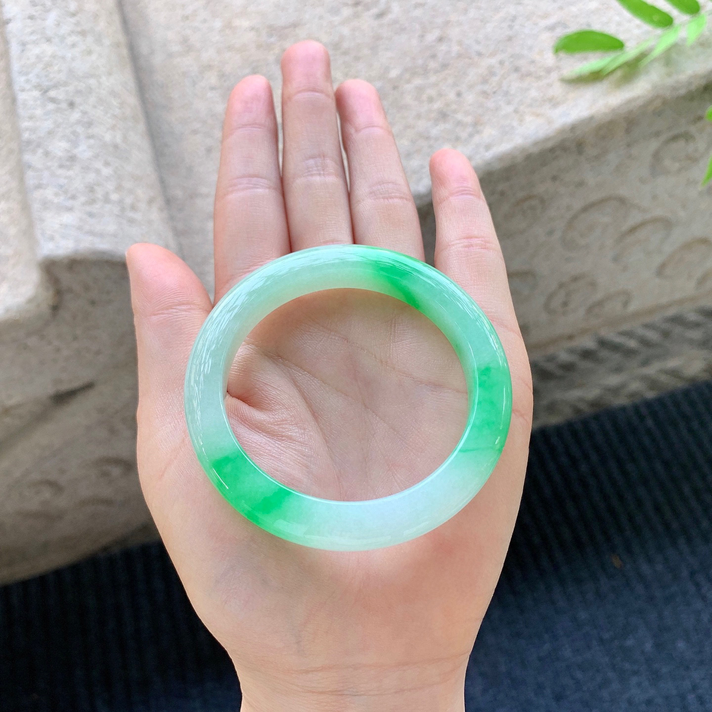 正圈50 51
【圈口】50.5/9/8.4
【描述】飘阳绿，水润，种老，细腻，无裂纹！