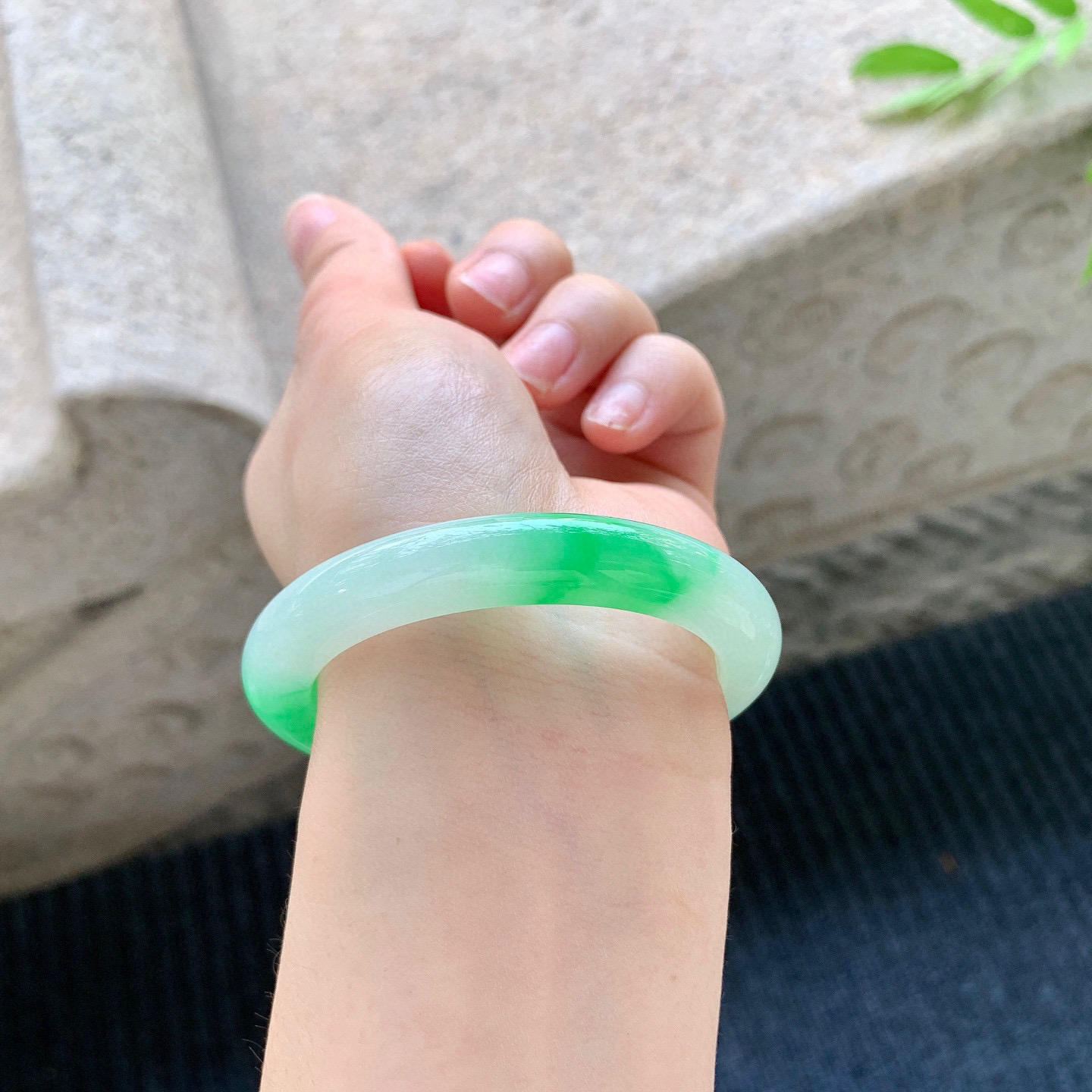 正圈50 51
【圈口】50.5/9/8.4
【描述】飘阳绿，水润，种老，细腻，无裂纹！