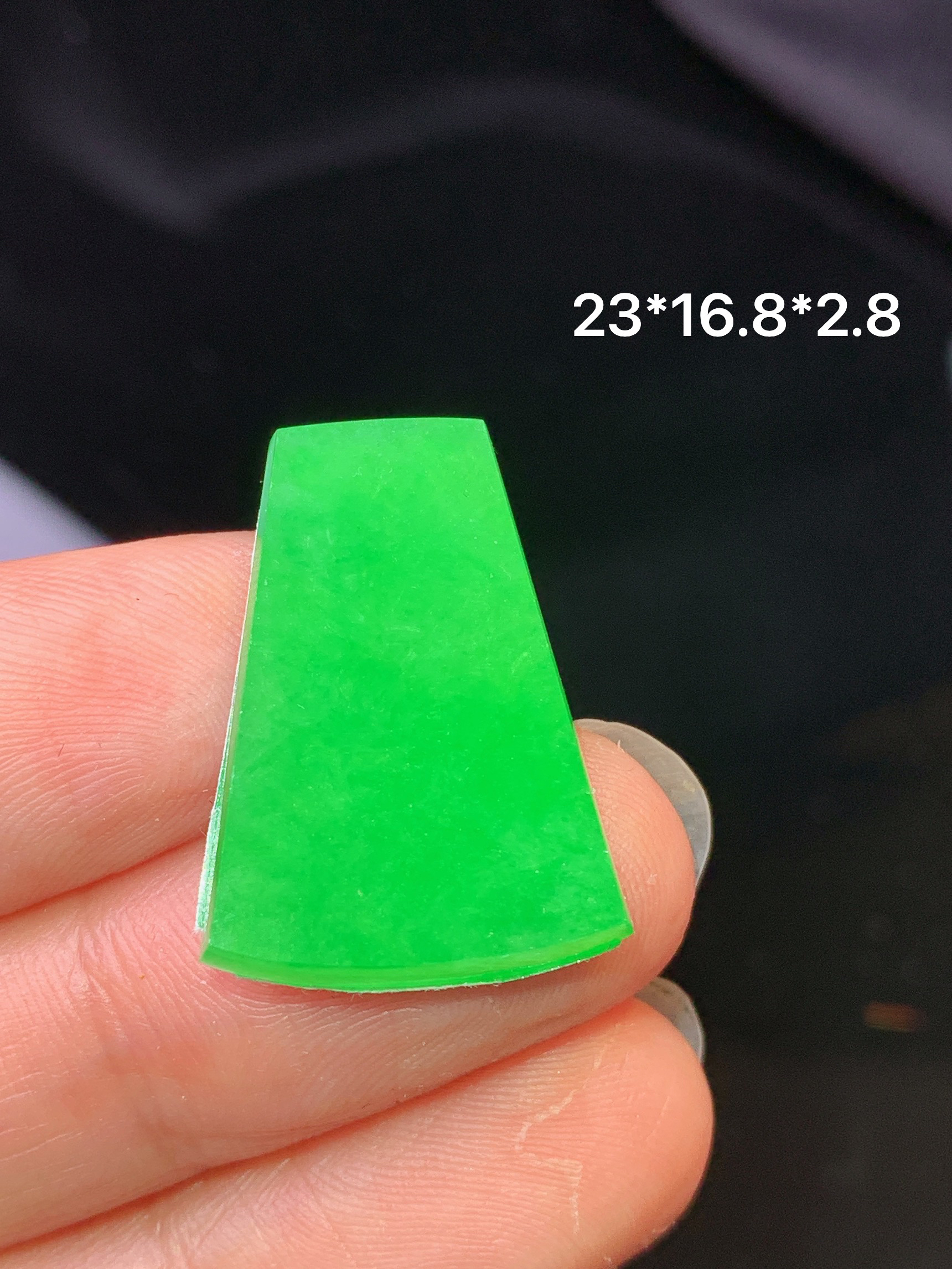 镶嵌款 翠绿无事牌吊坠 玉质细腻 色泽艳丽清新 水润亮眼 整体尺寸23*16.8*2.8m2