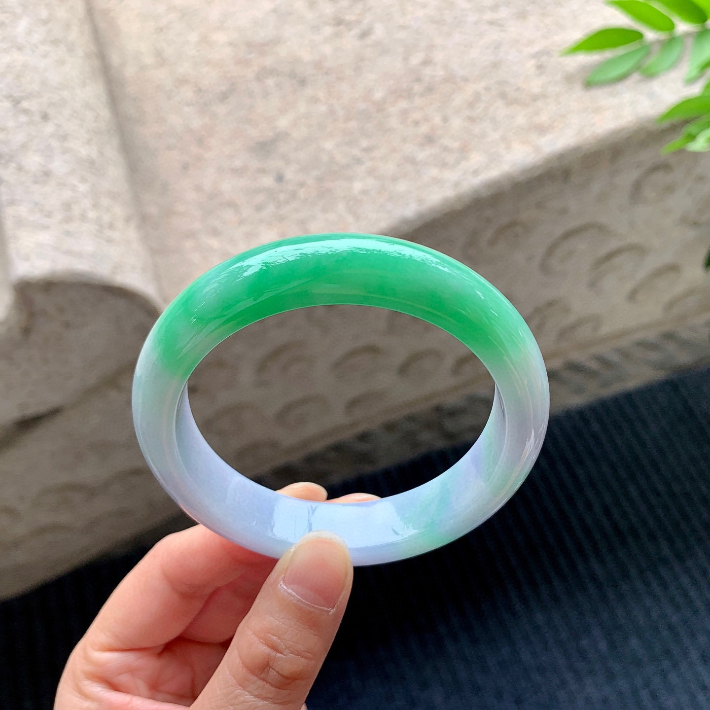 正圈57 58
【圈口】58/13.5/8.7
【描述】春彩，水润，种老，细腻，无纹裂！