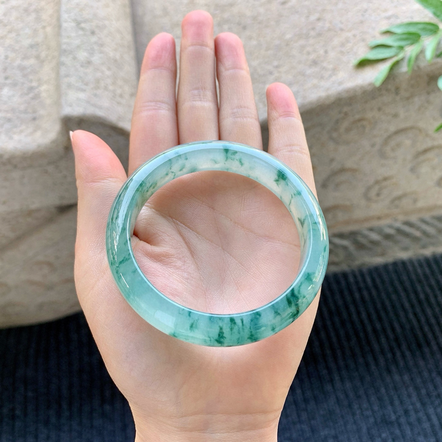 正圈54 55
【圈口】55.6/12.4/7.8
【描述】冰糯飘花，水润，种老，细腻，无裂纹！