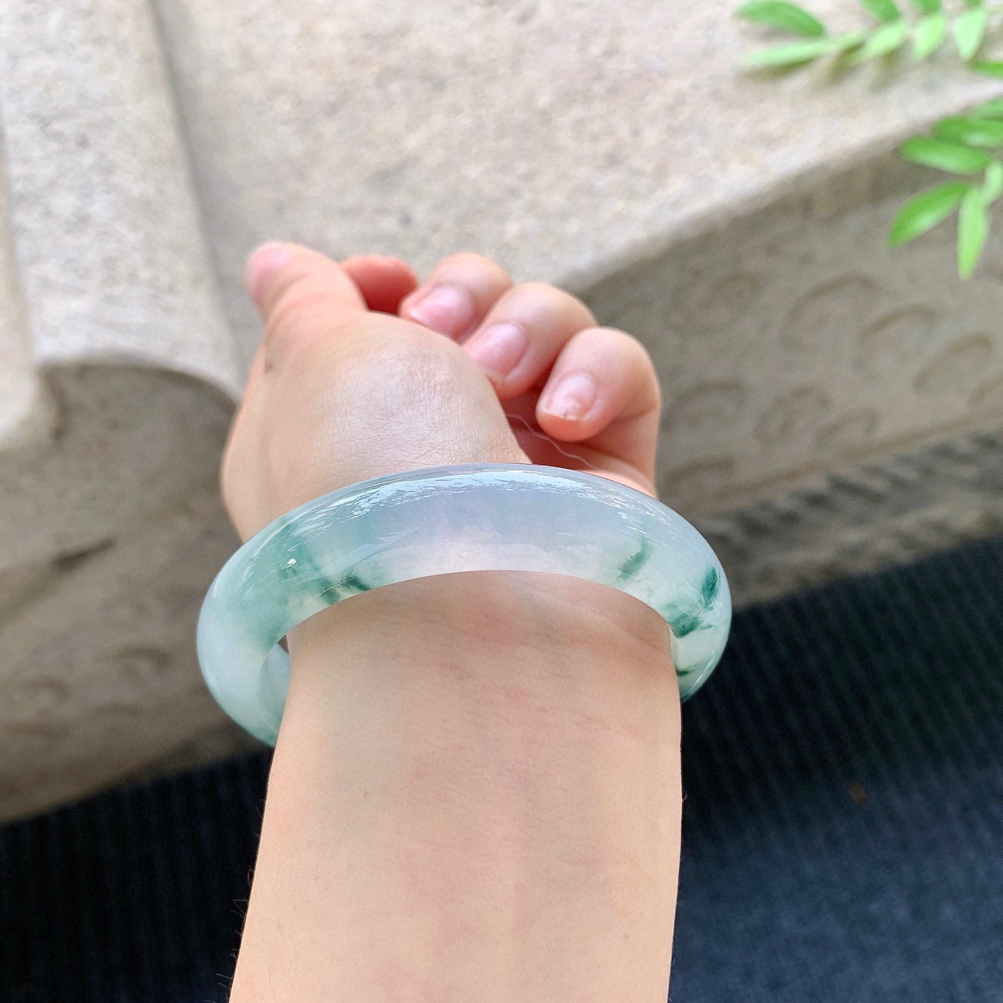 正圈54 55
【圈口】54.8/12.8/8.4
【描述】糯冰飘蓝花，水润，种老，无裂纹！