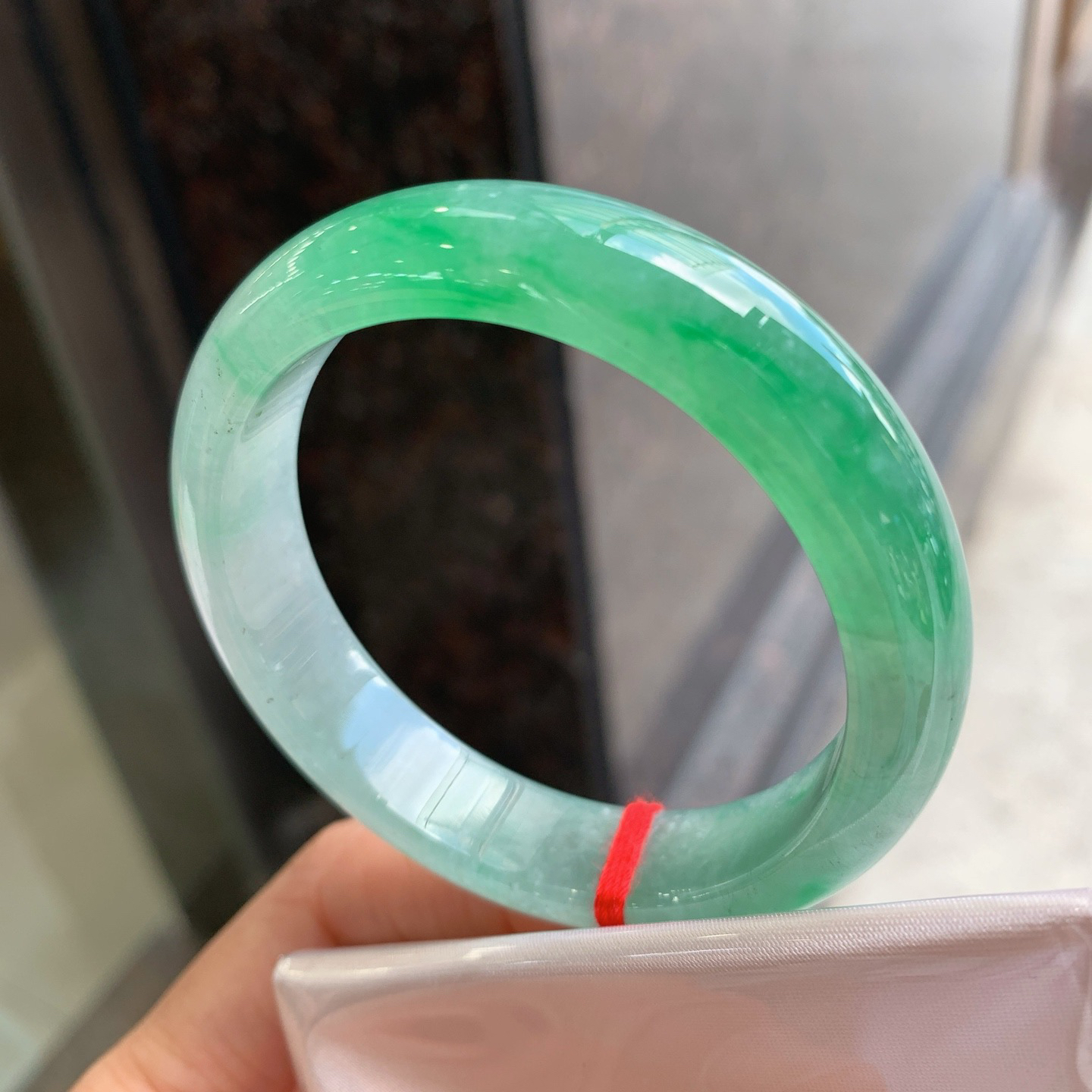 正圈冰飘绿 有杂质 尺寸：51.5/12.1/7.2  小圈口