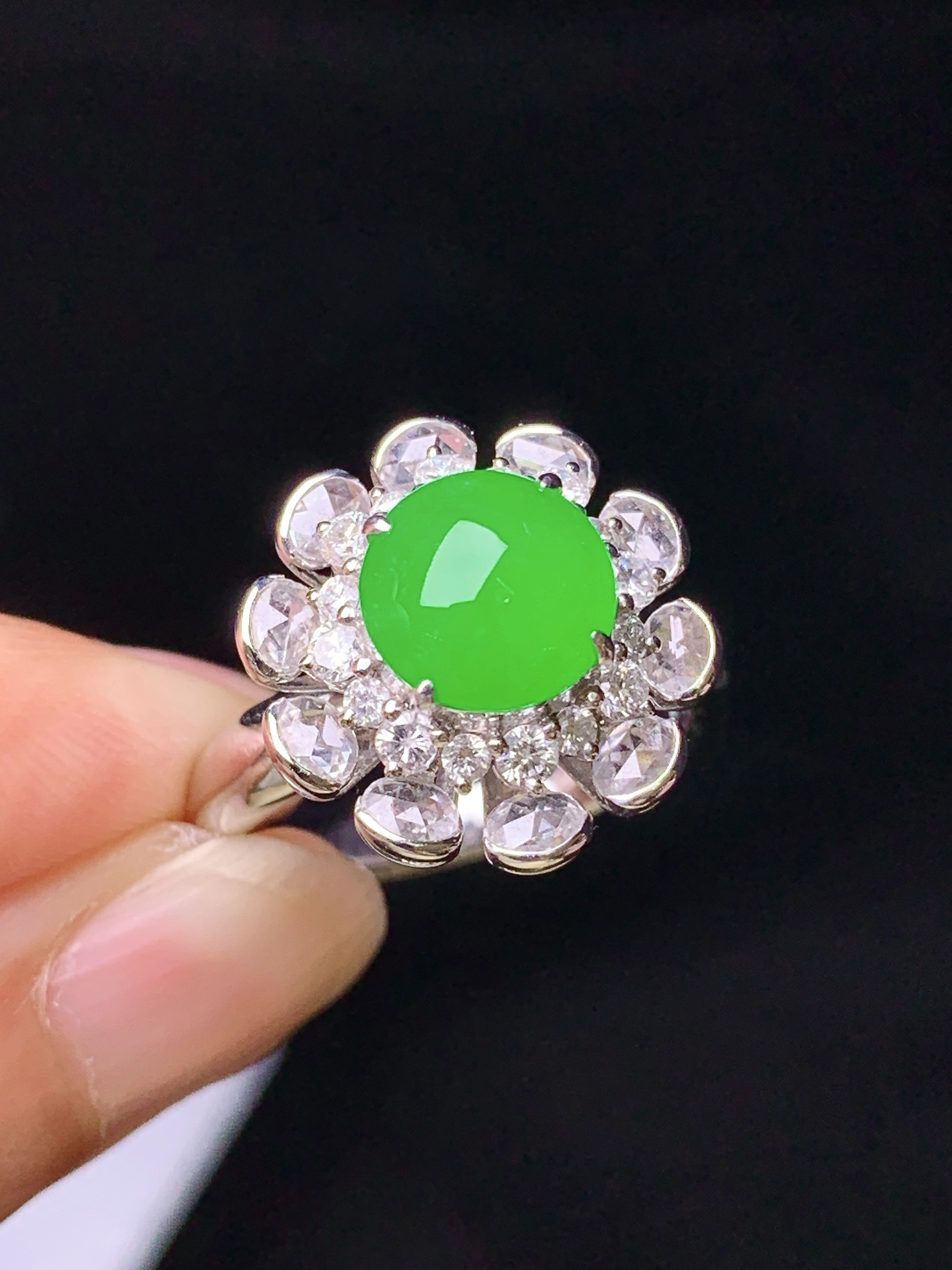 18k金钻镶嵌满绿蛋面戒指 玉质细腻 色泽艳丽清新 水润亮眼 圈口15 整体尺寸16.2*12c5