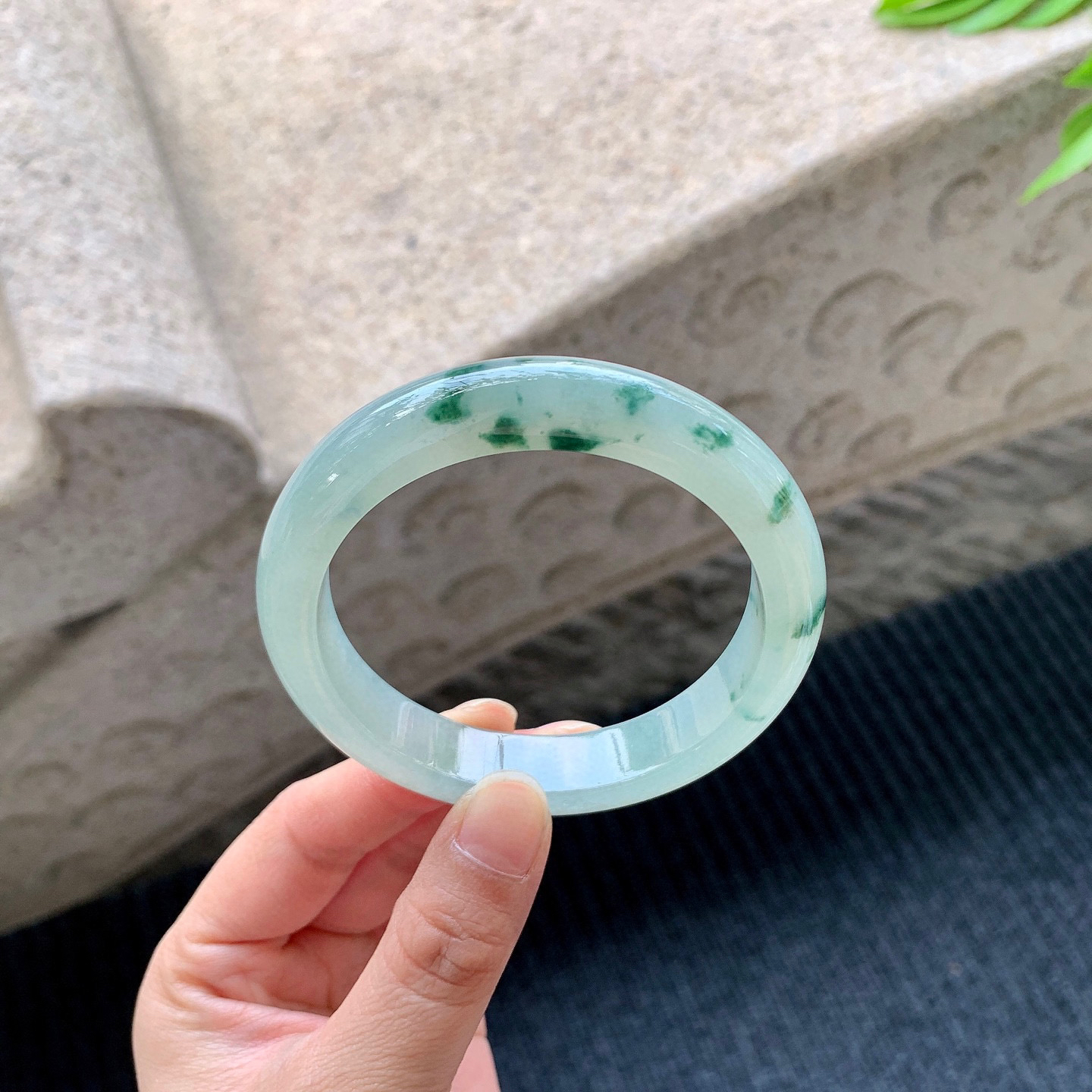 正圈57 58
【圈口】58/12.3/8.7
【描述】冰飘花，水润，种老，细腻，无纹裂！