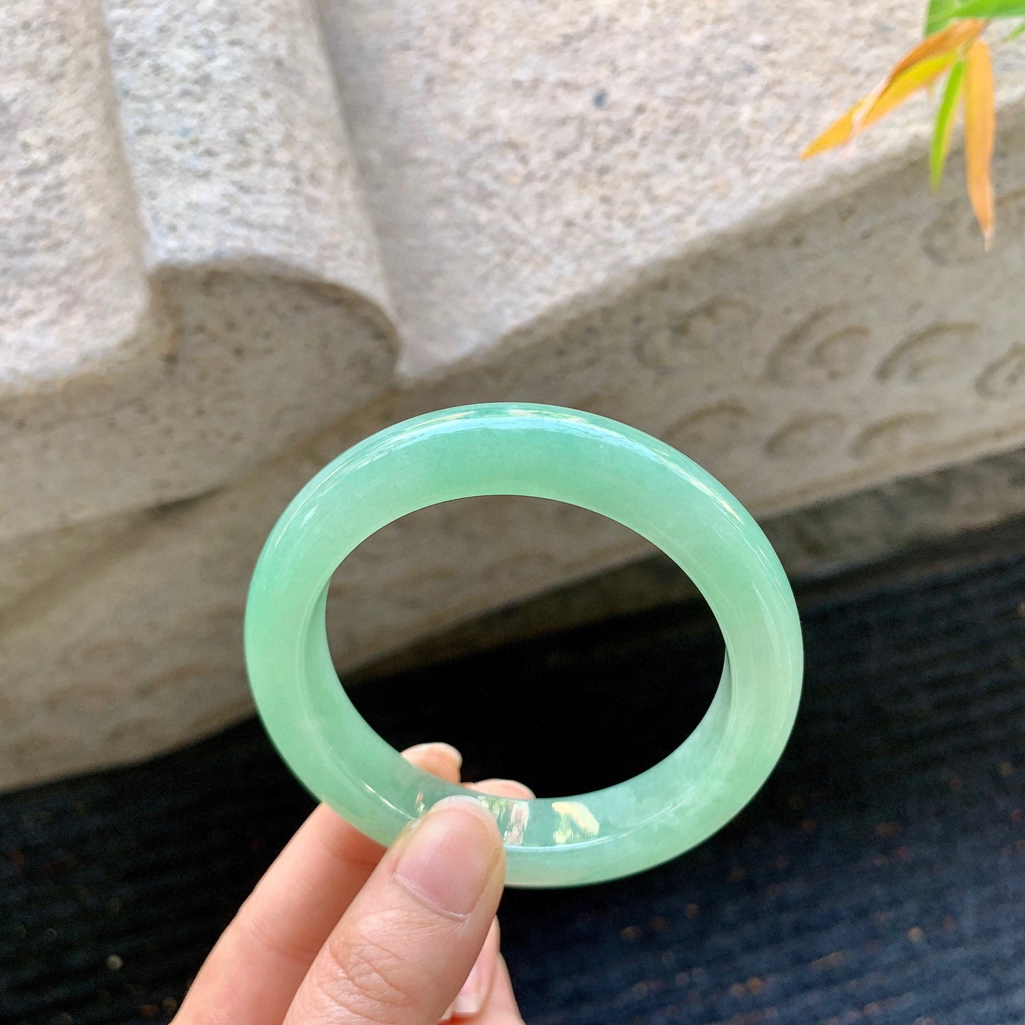 正圈56 57
【圈口】56.6/12/9.6
【描述】冰飘绿，水润，种老，细腻，无纹裂！