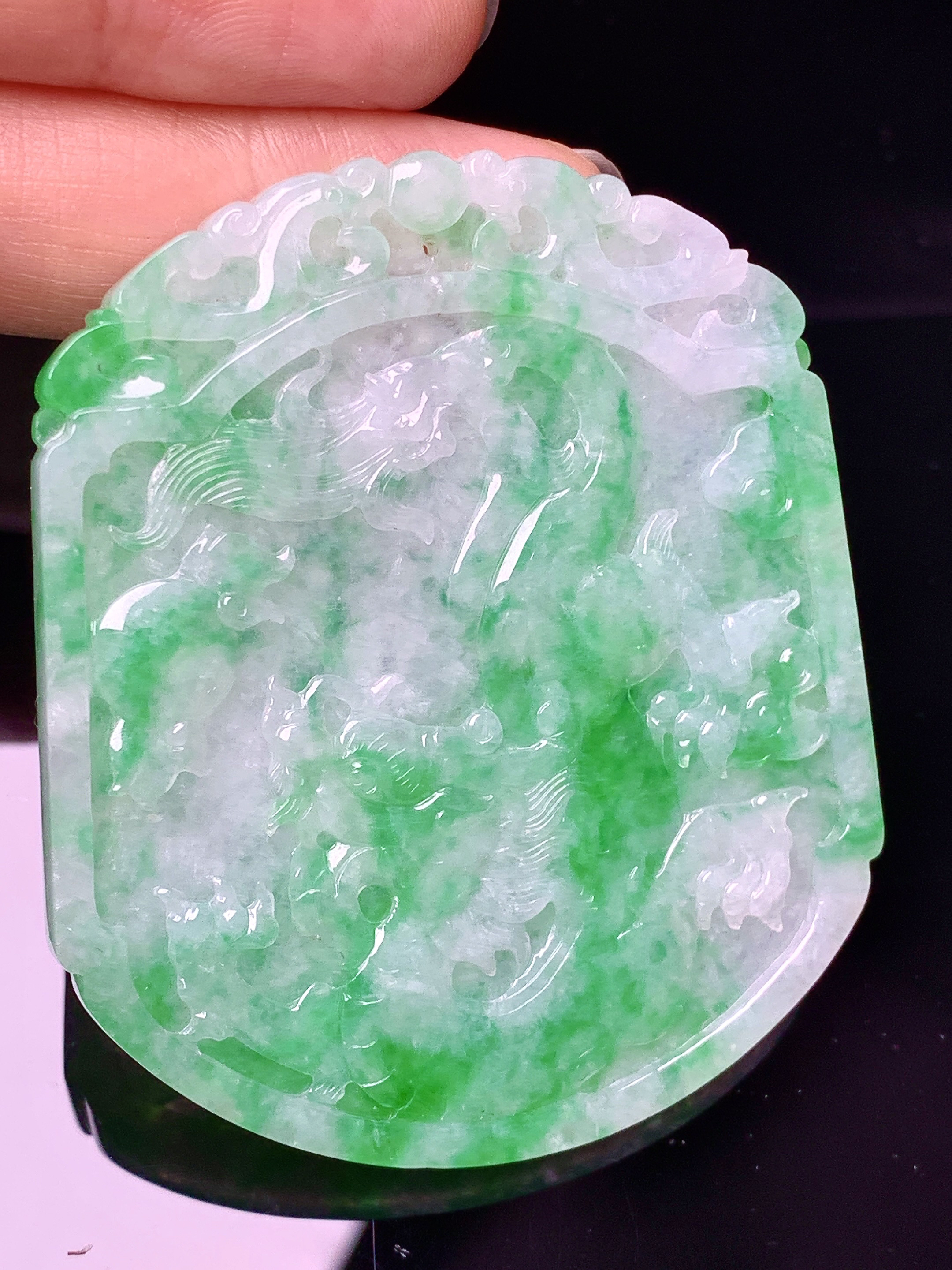 飘绿龙牌吊坠 玉质细腻 色泽艳丽清新 水润亮眼 整体尺寸56.5*48.8*4.8c1