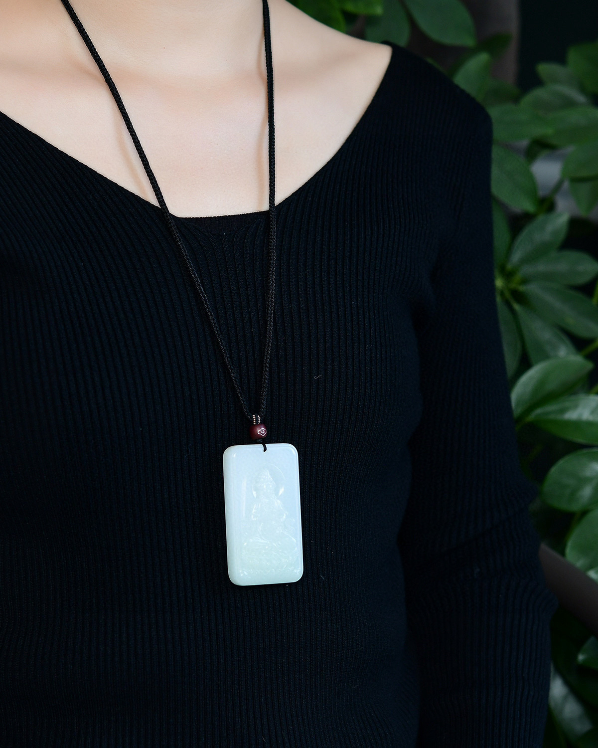 和田玉羊脂玉三色观音玉牌 ，一念心清净，处处莲花开，笑至莲花处，观音不染尘。线条婉转流顺，姿态自在，由定而静、由静而慧、意境超然，方寸之间，天地无垠，禅意无限。圣洁高雅。观音庇佑保平安 重量：85.9g 尺寸：69.5/38.9/12.7