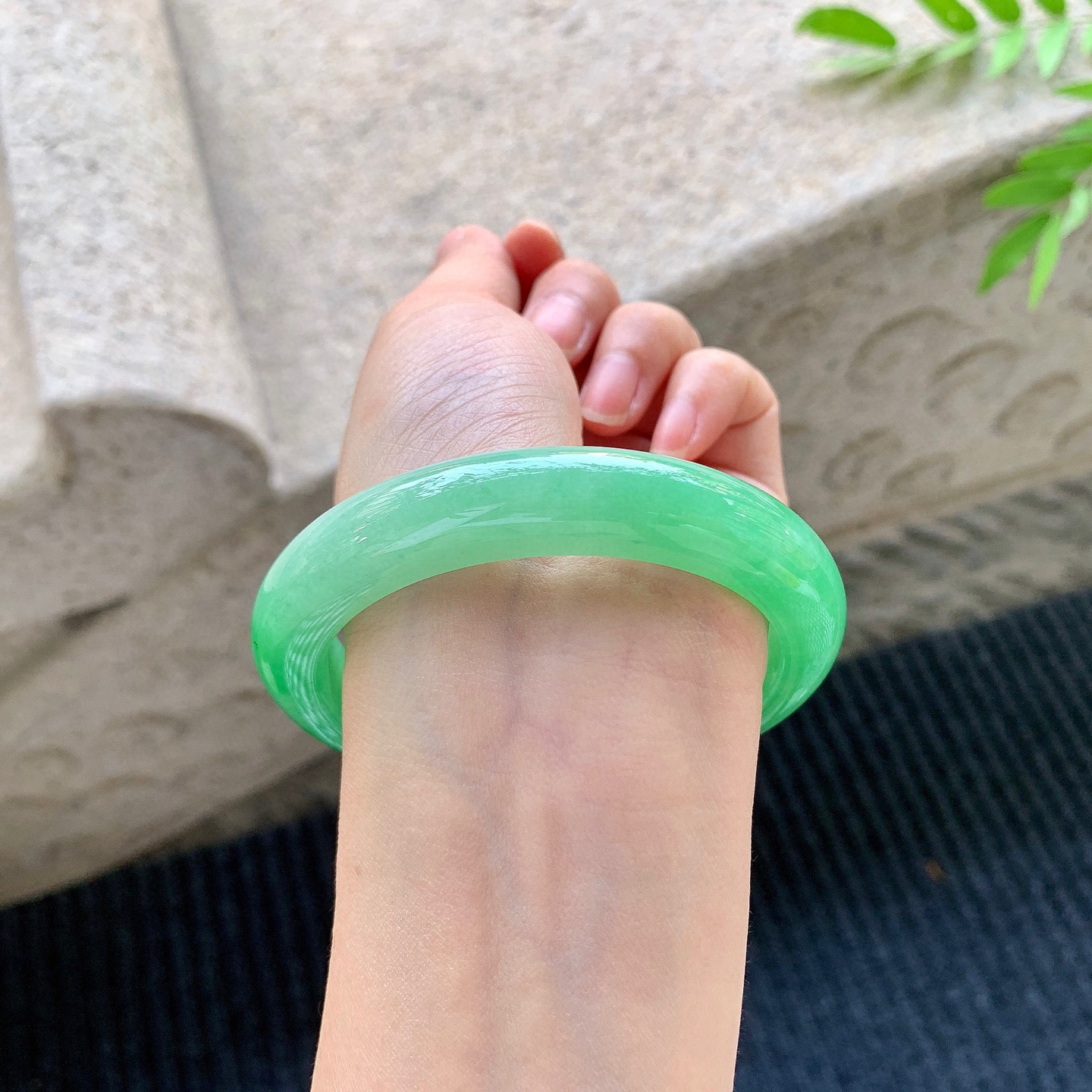 正圈59 60
【圈口】60/11.8/9.3
【描述】阳绿，满绿，水润，种老，细腻，无裂纹！