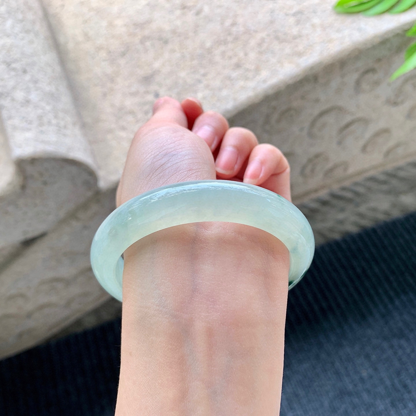 正圈57 58
【圈口】58/12.3/8.7
【描述】冰飘花，水润，种老，细腻，无纹裂！