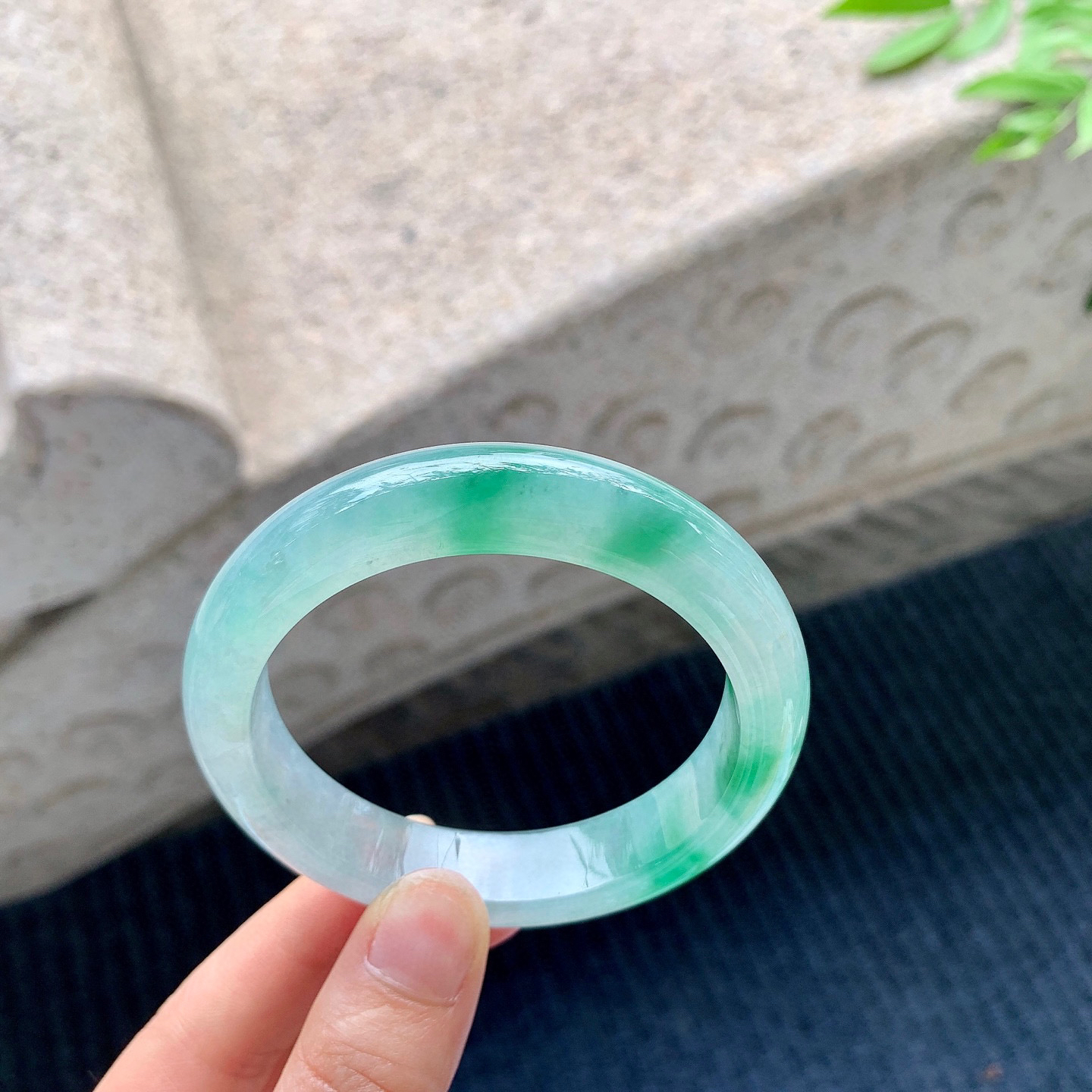 正圈54 55
【圈口】54.7/12.5/8.5
【描述】冰飘绿，水润，种老，细腻，无裂纹！