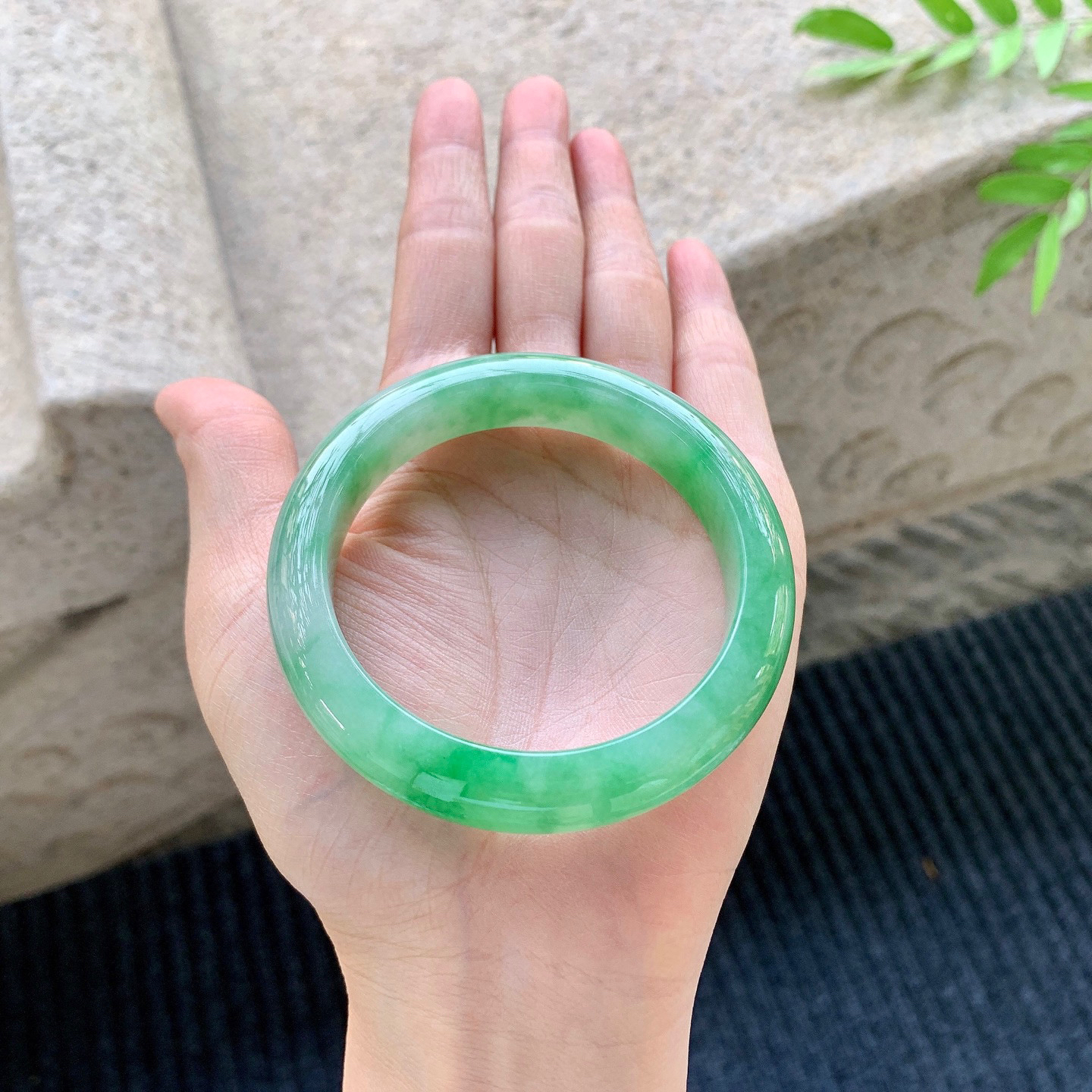 正圈53 54
【圈口】54.2/11.9/8.5
【描述】飘绿，水润，种老，细腻，无裂纹！