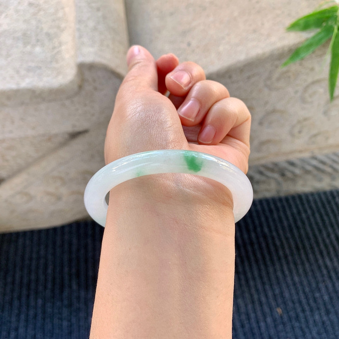 圆条53 54
【圈口】54/8/8.4
【描述】冰糯飘绿，水润，种老，细腻，无裂纹！