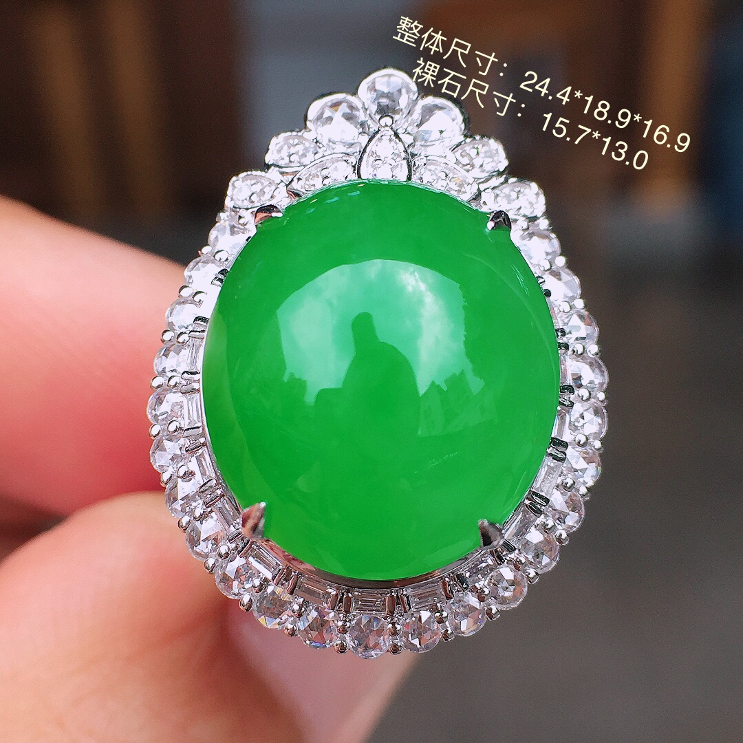 阳绿蛋面戒指/吊坠两用款，色泽均匀艳丽，玉质细腻，荧光感超
强，饱满圆润，尽显优雅气质，18k
金豪华镶嵌