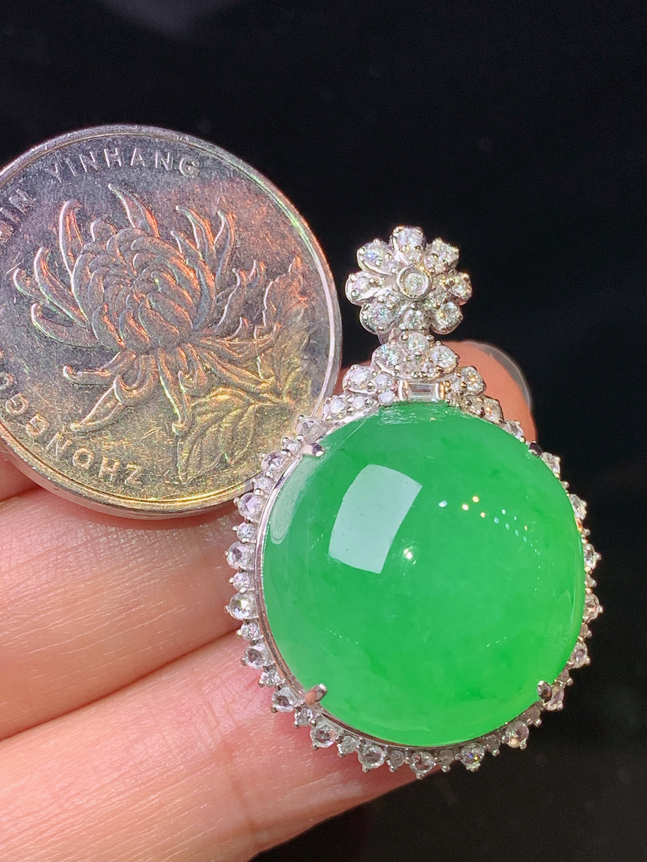 18k金钻镶嵌翠绿蛋面吊坠 玉质细腻 色泽艳丽清新 水润亮眼 整体尺寸33.3*23.2*14L2