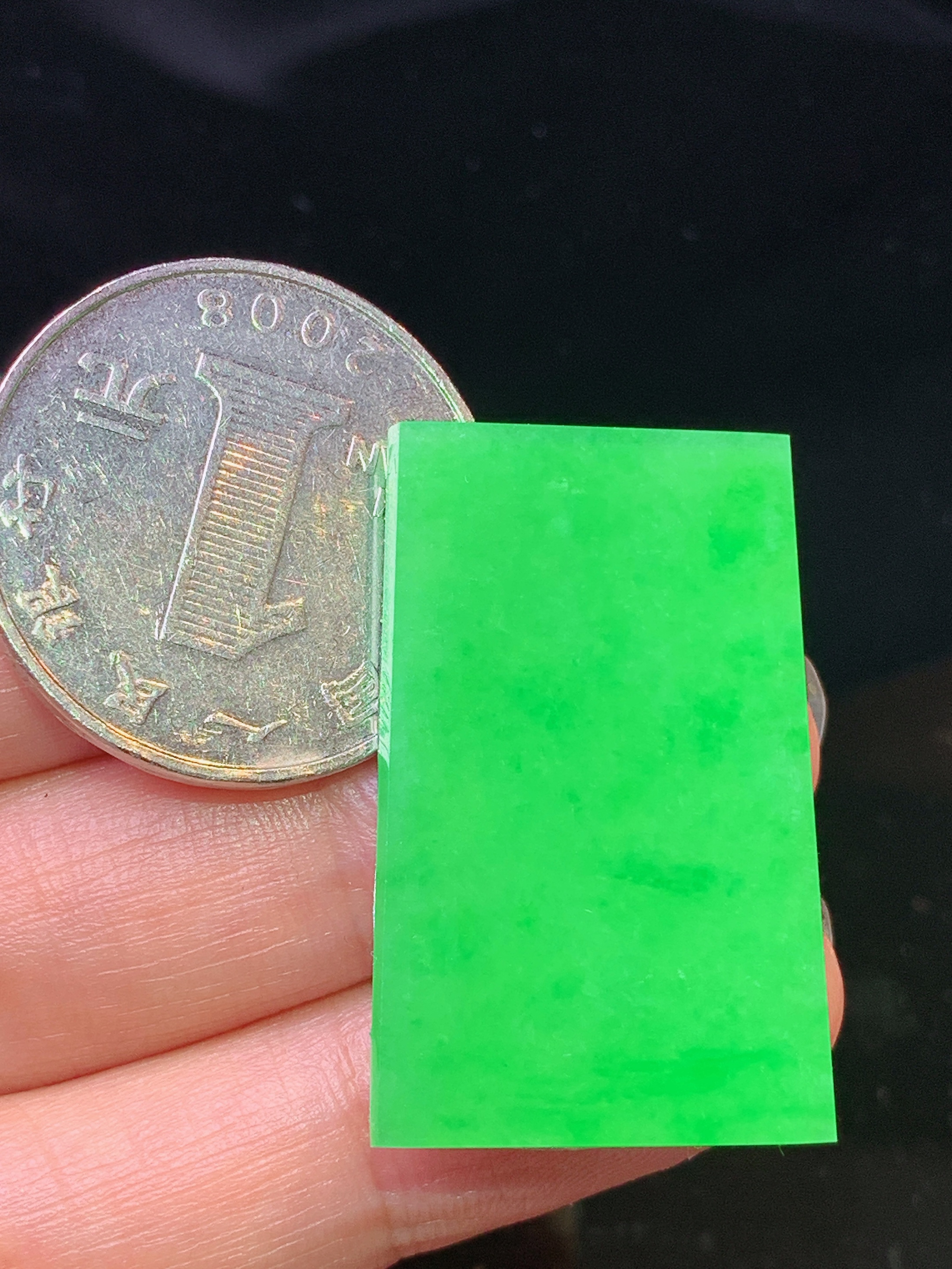 翠绿无事牌吊坠 玉质细腻 色泽艳丽清新 水润亮眼 整体尺寸33.2*21.2*2m2