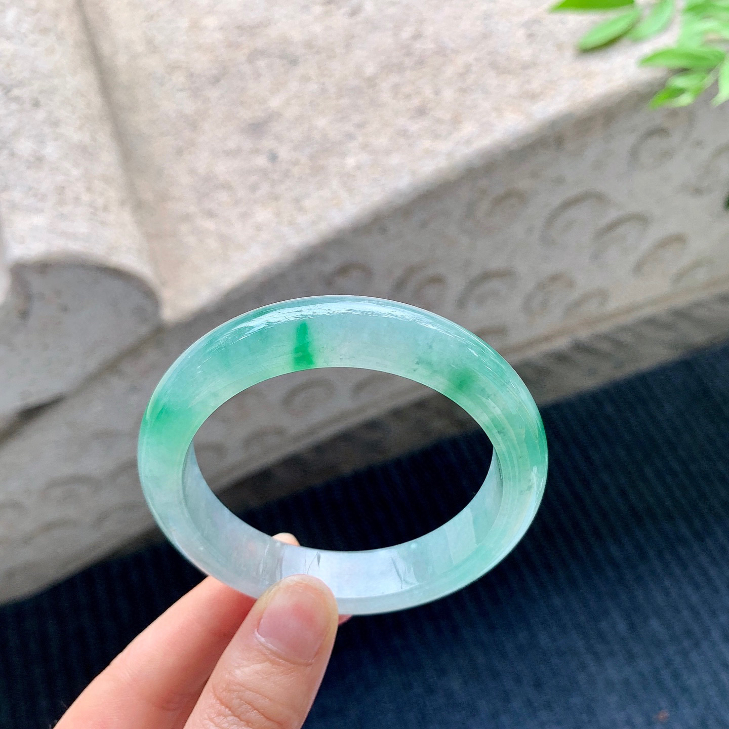 正圈54 55
【圈口】54.7/12.5/8.5
【描述】冰飘绿，水润，种老，细腻，无裂纹！