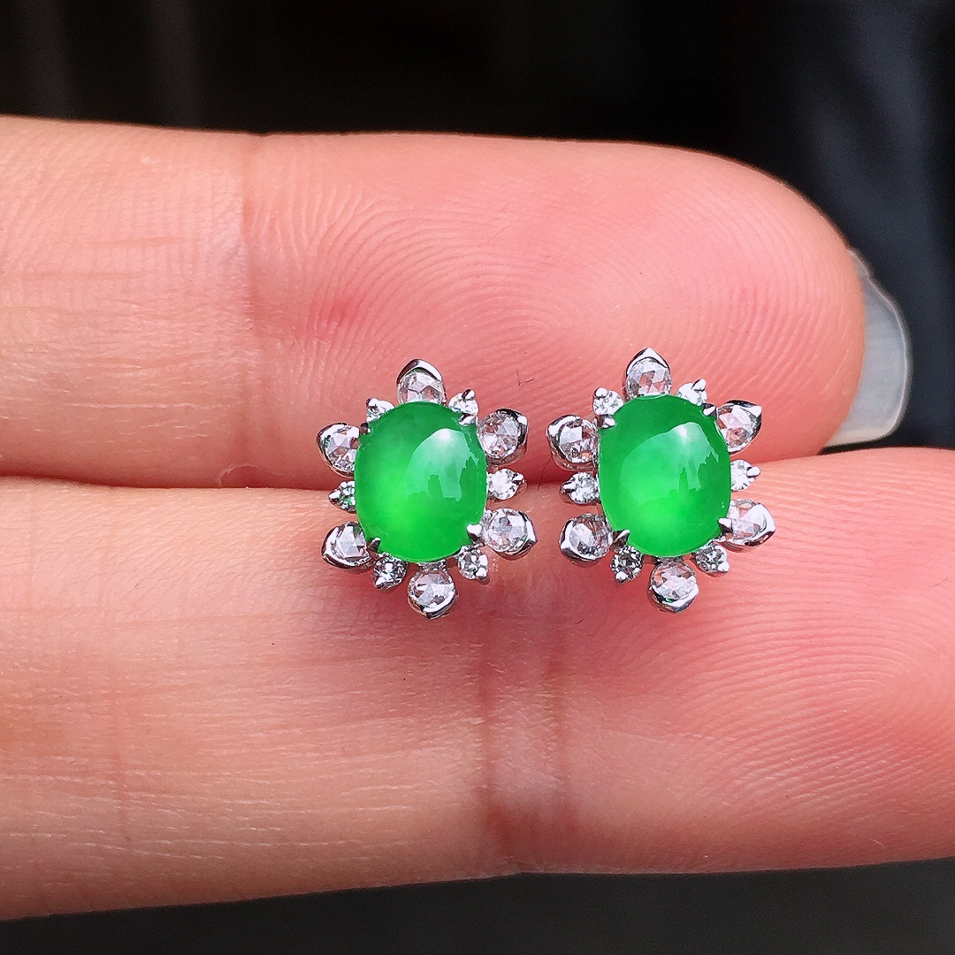 阳绿蛋面耳钉，色泽均匀艳丽，玉质细腻，荧光感超
强，饱满圆润，尽显优雅气质，18k
金豪华镶嵌