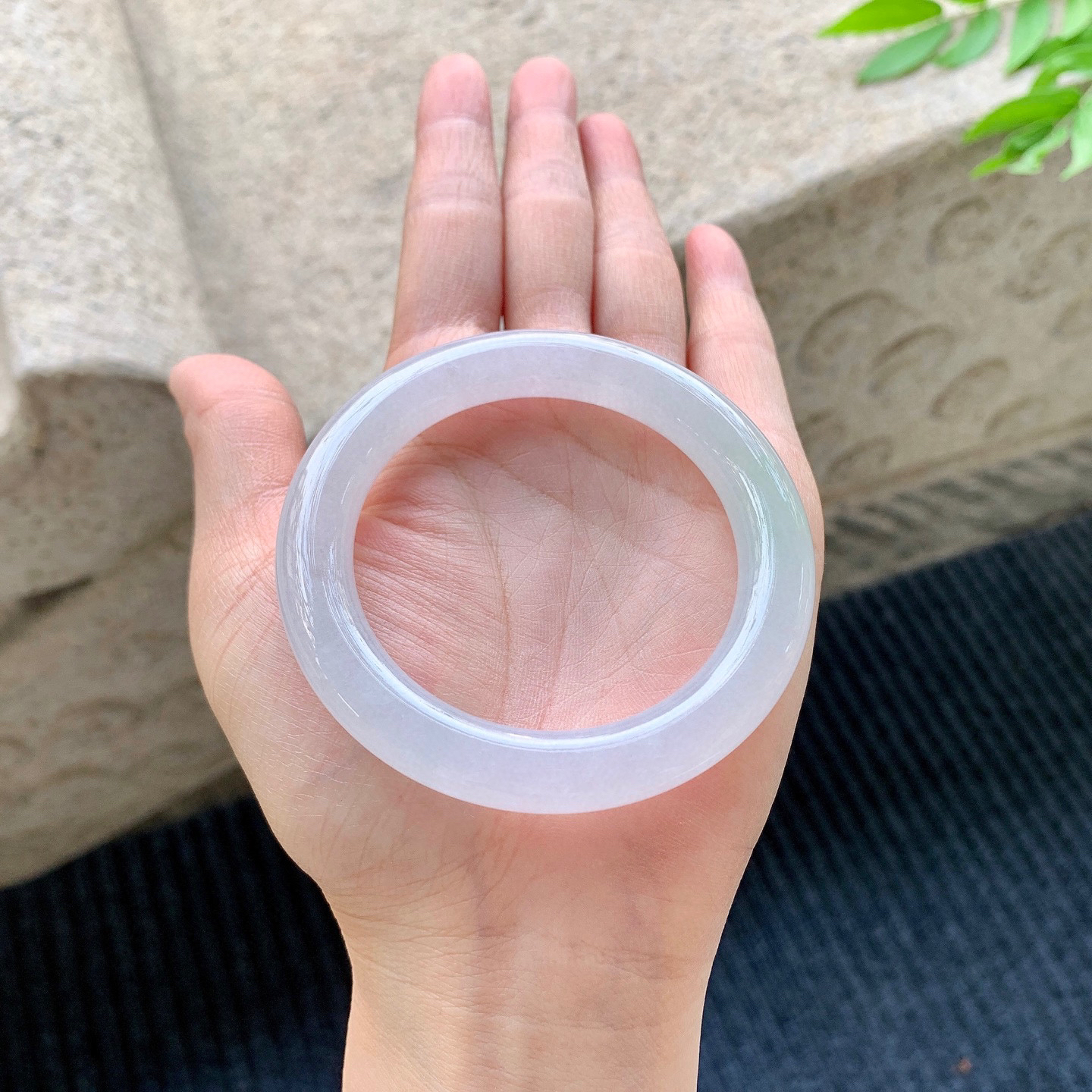 圆条51 52
【圈口】52/9.5/10
【描述】冰糯飘绿，水润，种老，细腻，无纹裂！