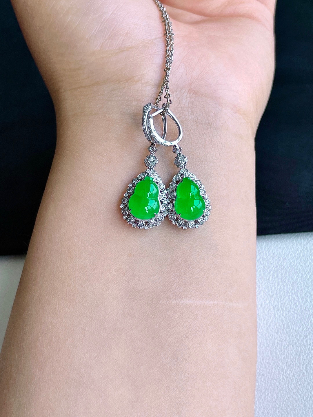 冰阳绿葫芦耳坠 

【整体】34-12.7-7.8
【裸石】11.3-8-3.3