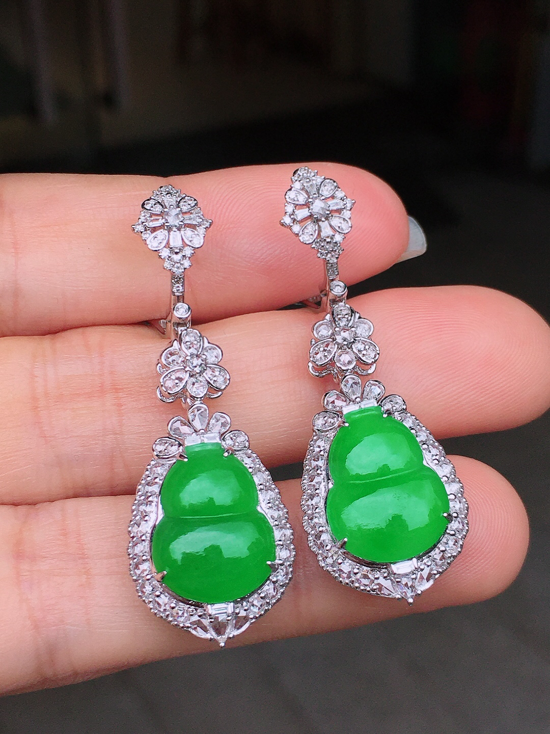 阳绿葫芦耳坠，色泽均匀艳丽，玉质细腻，荧光感超
强，饱满圆润，尽显优雅气质，18k
金豪华镶嵌