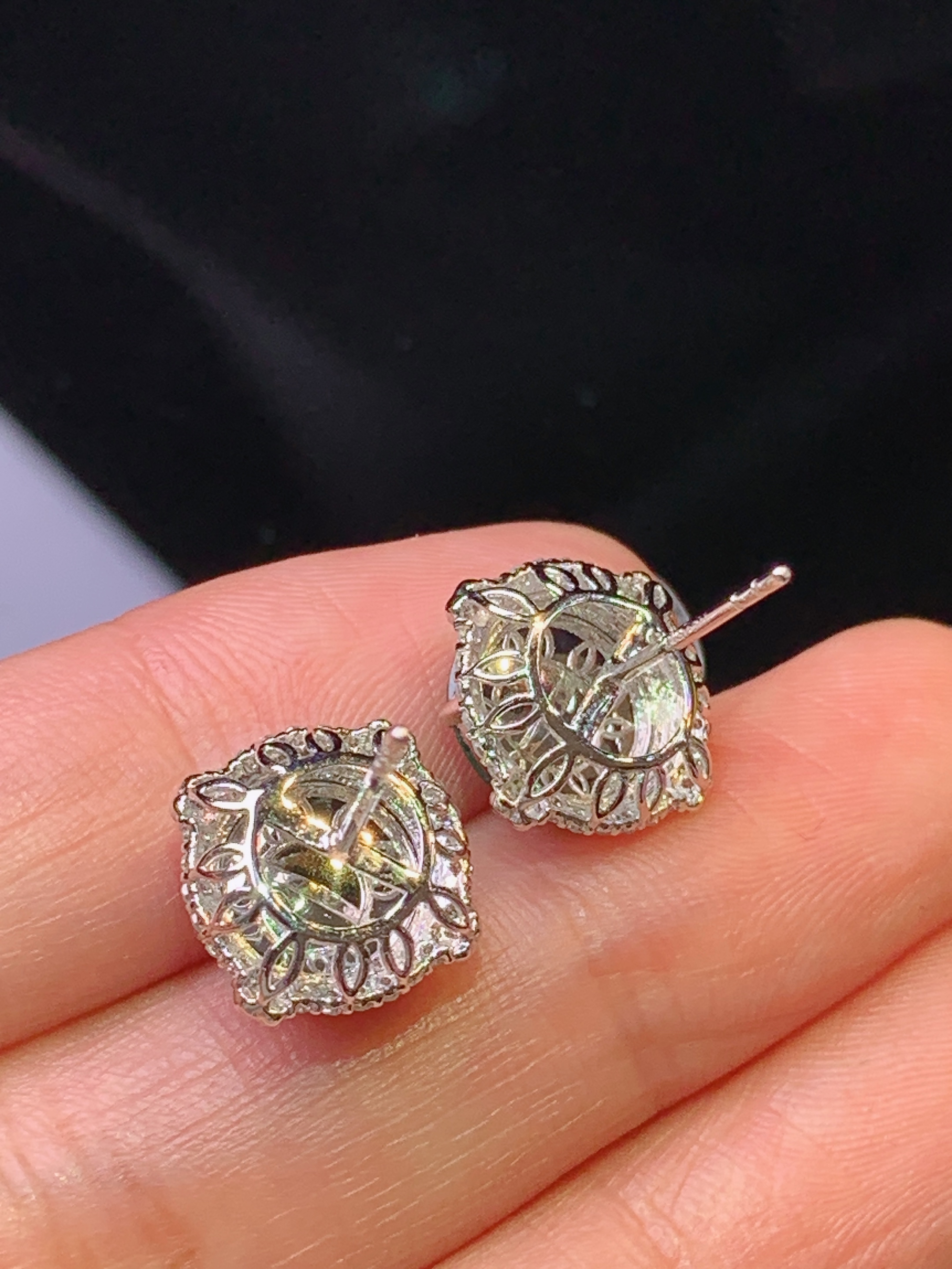 18k金钻镶嵌满绿蛋面耳钉 玉质细腻 色泽艳丽清新 水润亮眼 整体尺寸13*12.6*8.2f1