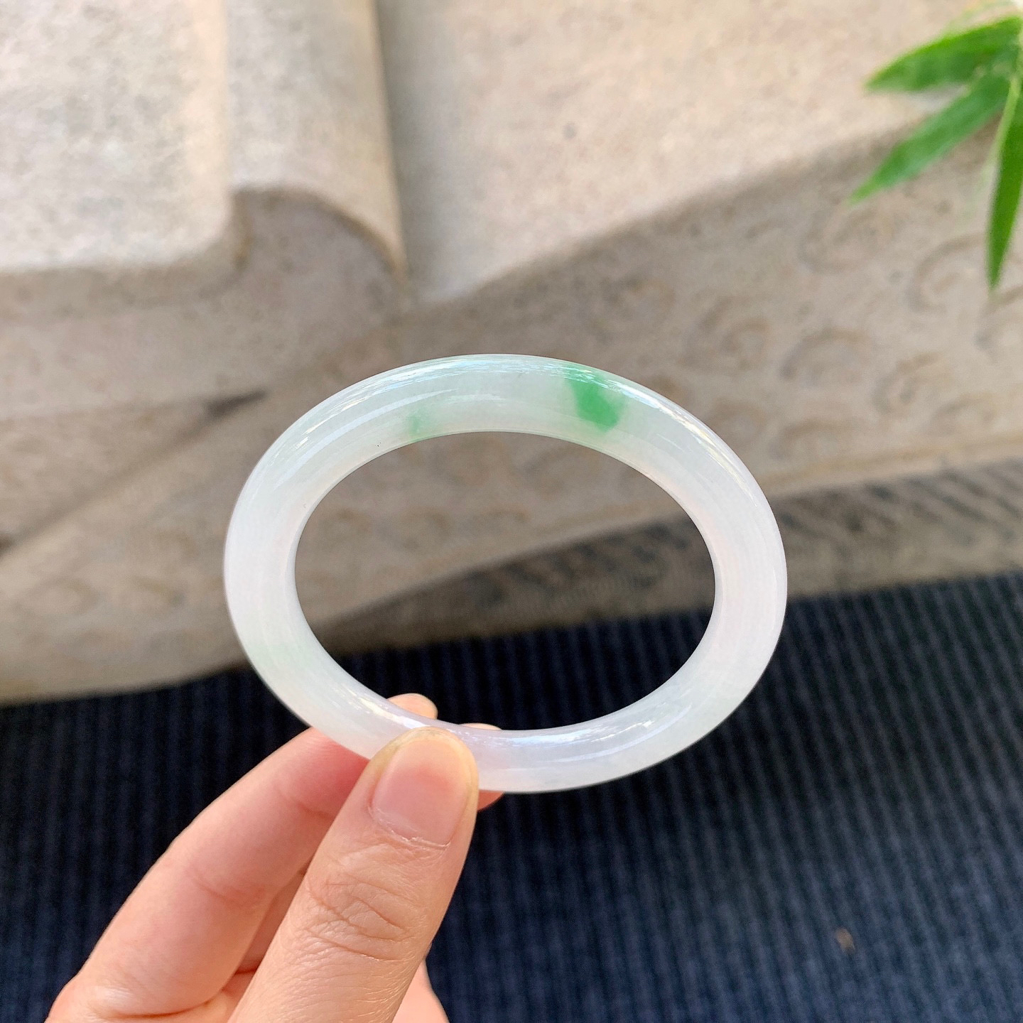 圆条53 54
【圈口】54/8/8.4
【描述】冰糯飘绿，水润，种老，细腻，无裂纹！