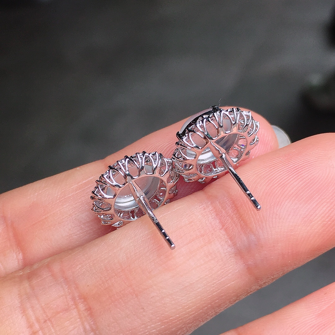 玻璃种蛋面耳钉，玉质细腻，荧光感超
强，饱满圆润，尽显优雅气质，18k
金豪华镶嵌