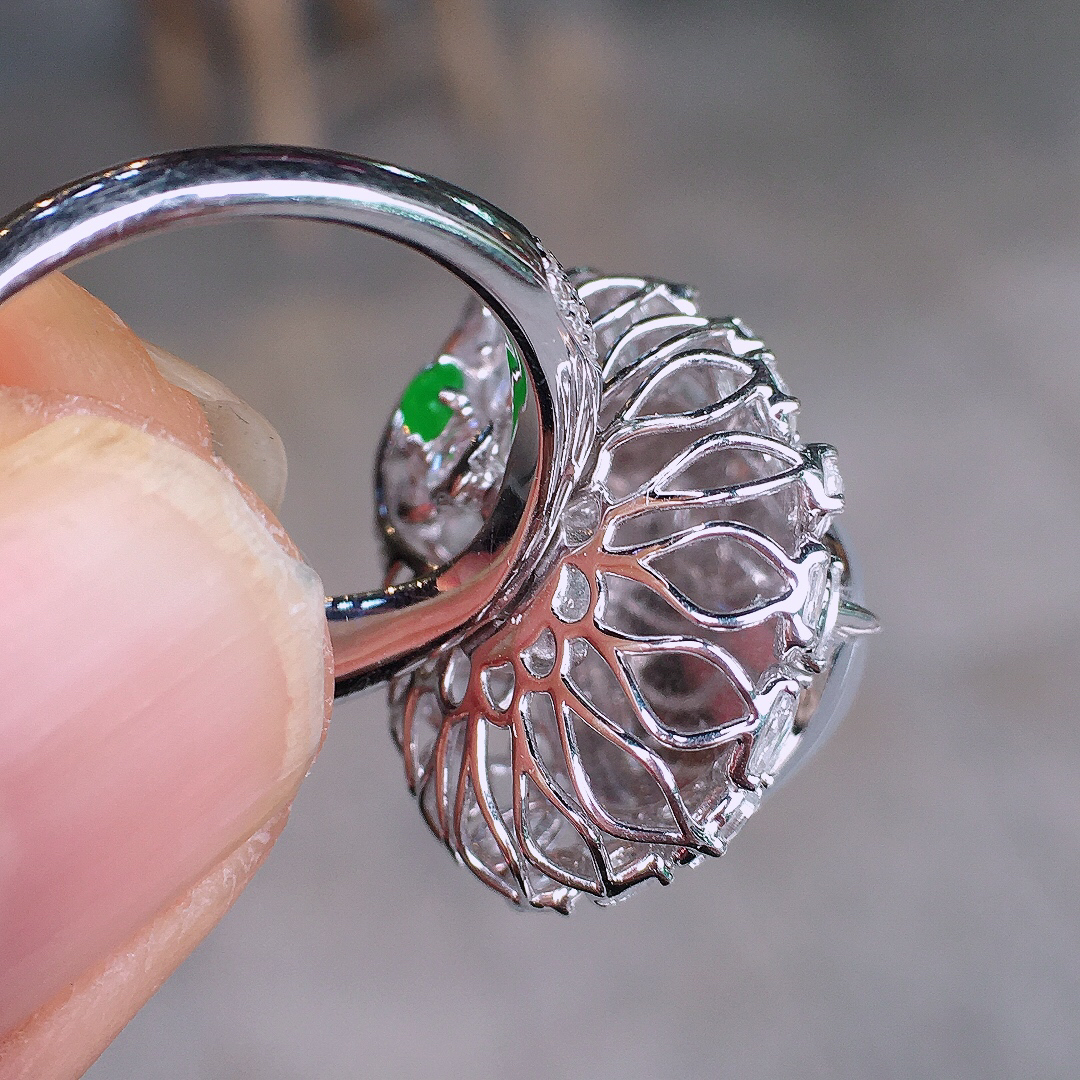 冰种福豆戒指/吊坠两用款，玉质细腻，荧光感超
强，饱满圆润，尽显优雅气质，18k
金豪华镶嵌